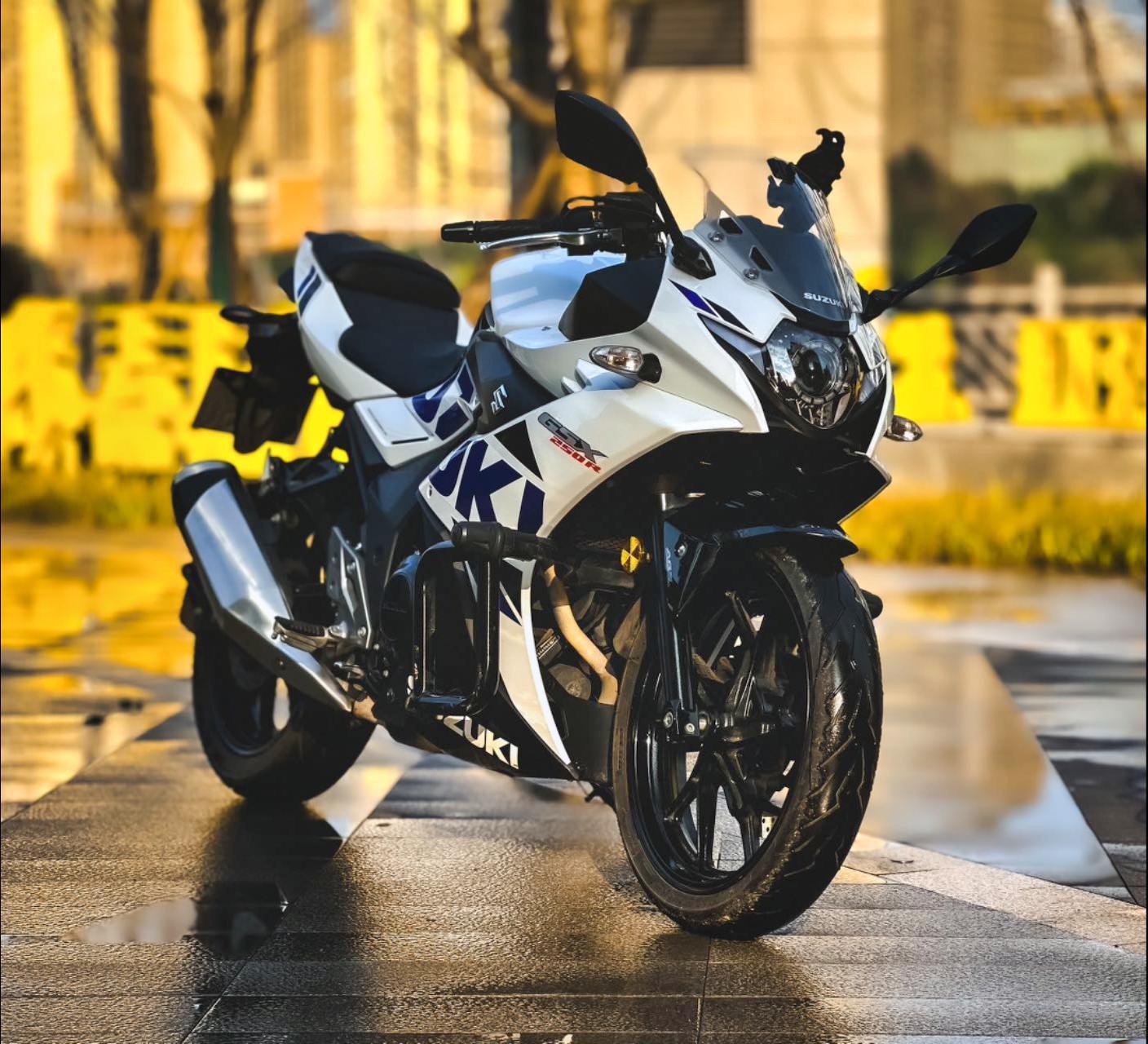 铃木gsx2500202冰川白 22年2月上牌,公里数1.