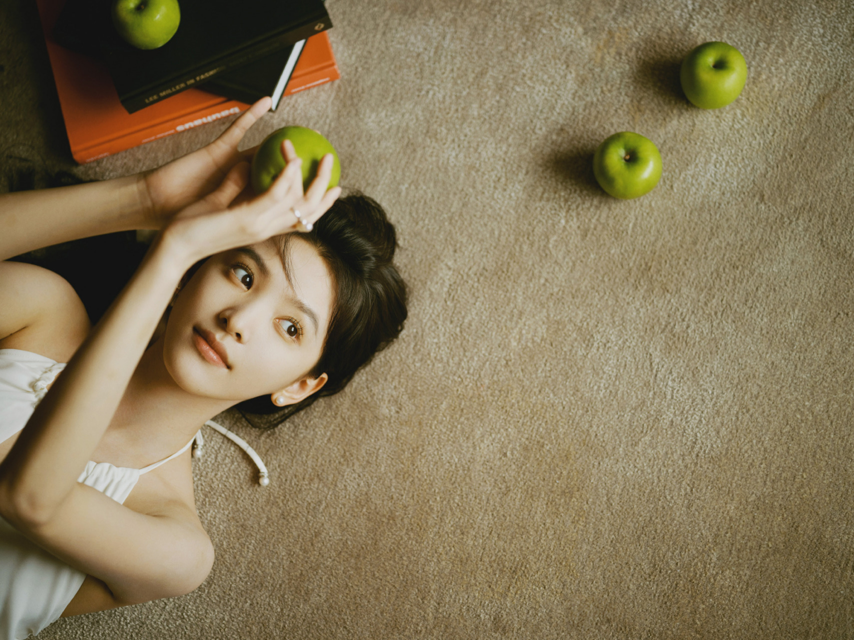 章若楠温柔甜美写真组图,一袭白色吊带裙,浪漫迷人