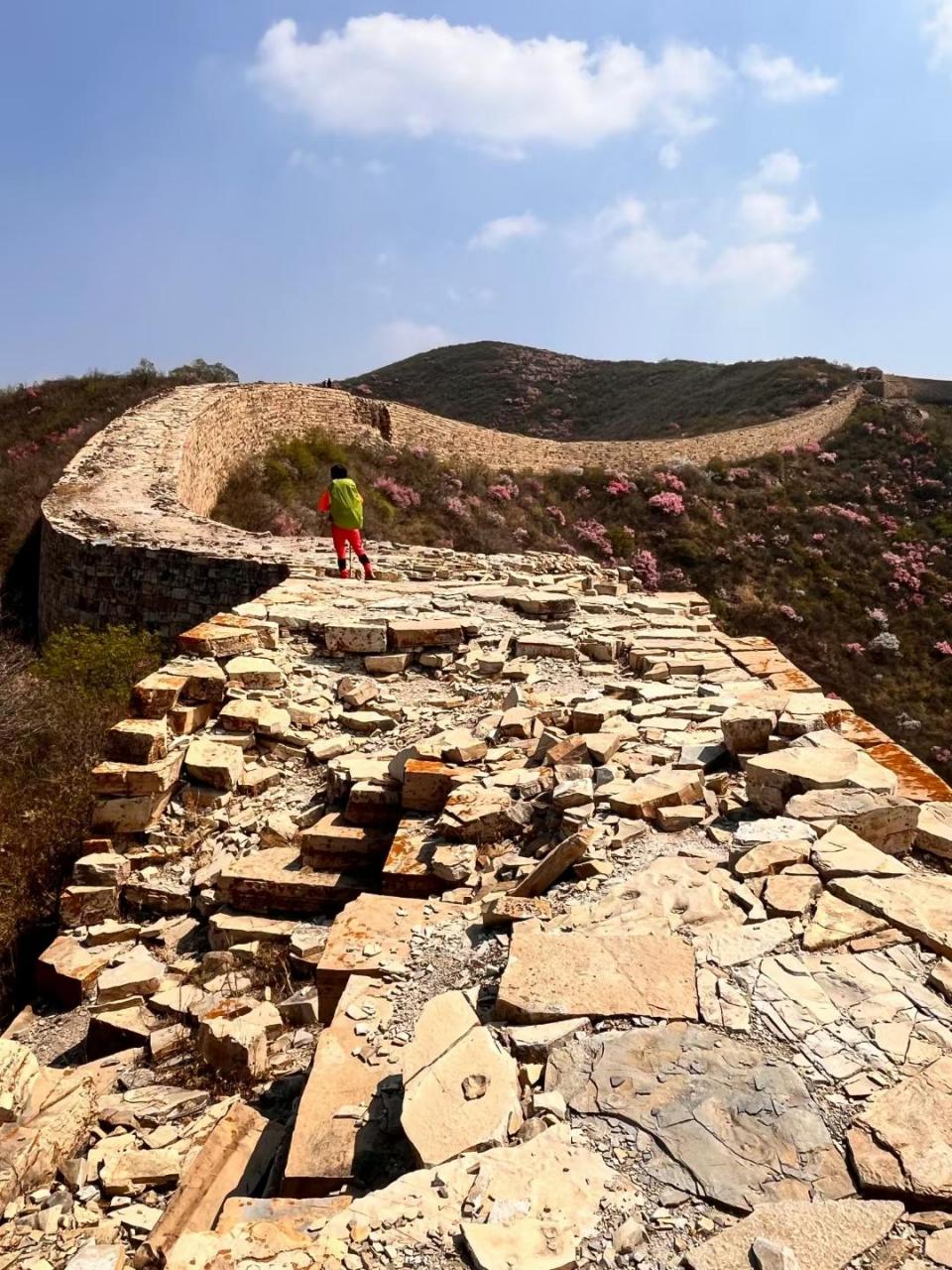 北京的长城有三处最险之地:其一是司马台长城被称为"天桥"的单边墙