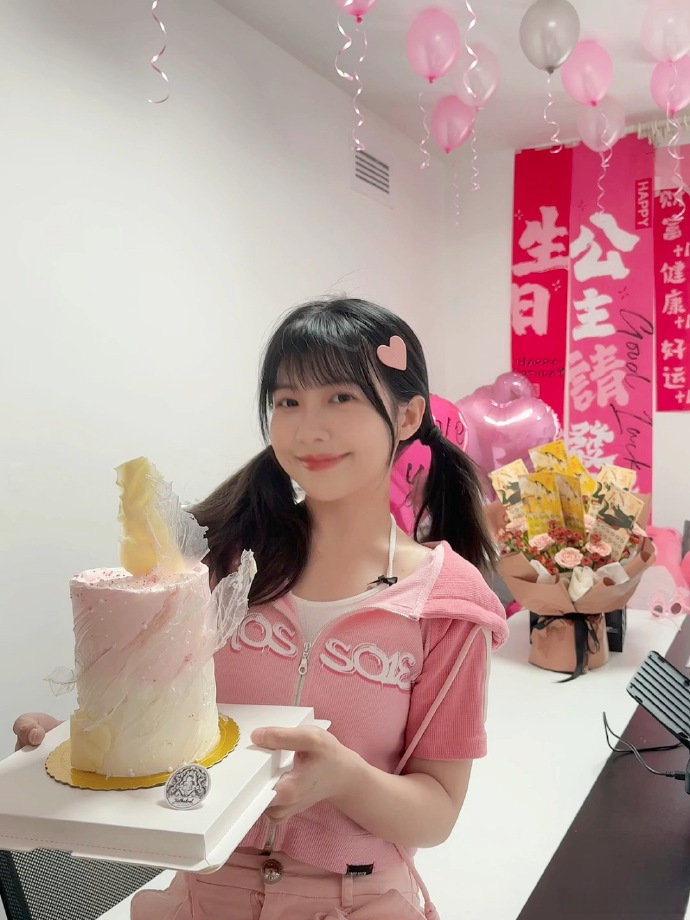 从一个镜头流转到下一个,创意满满,小七赖美云 的百变魅力展现得淋漓