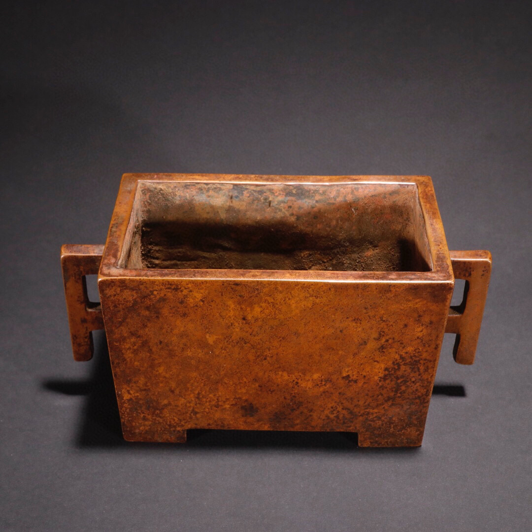 明宣德款·铜胎双耳马槽炉 明宣德款·铜胎双耳马槽炉 规格:高8.