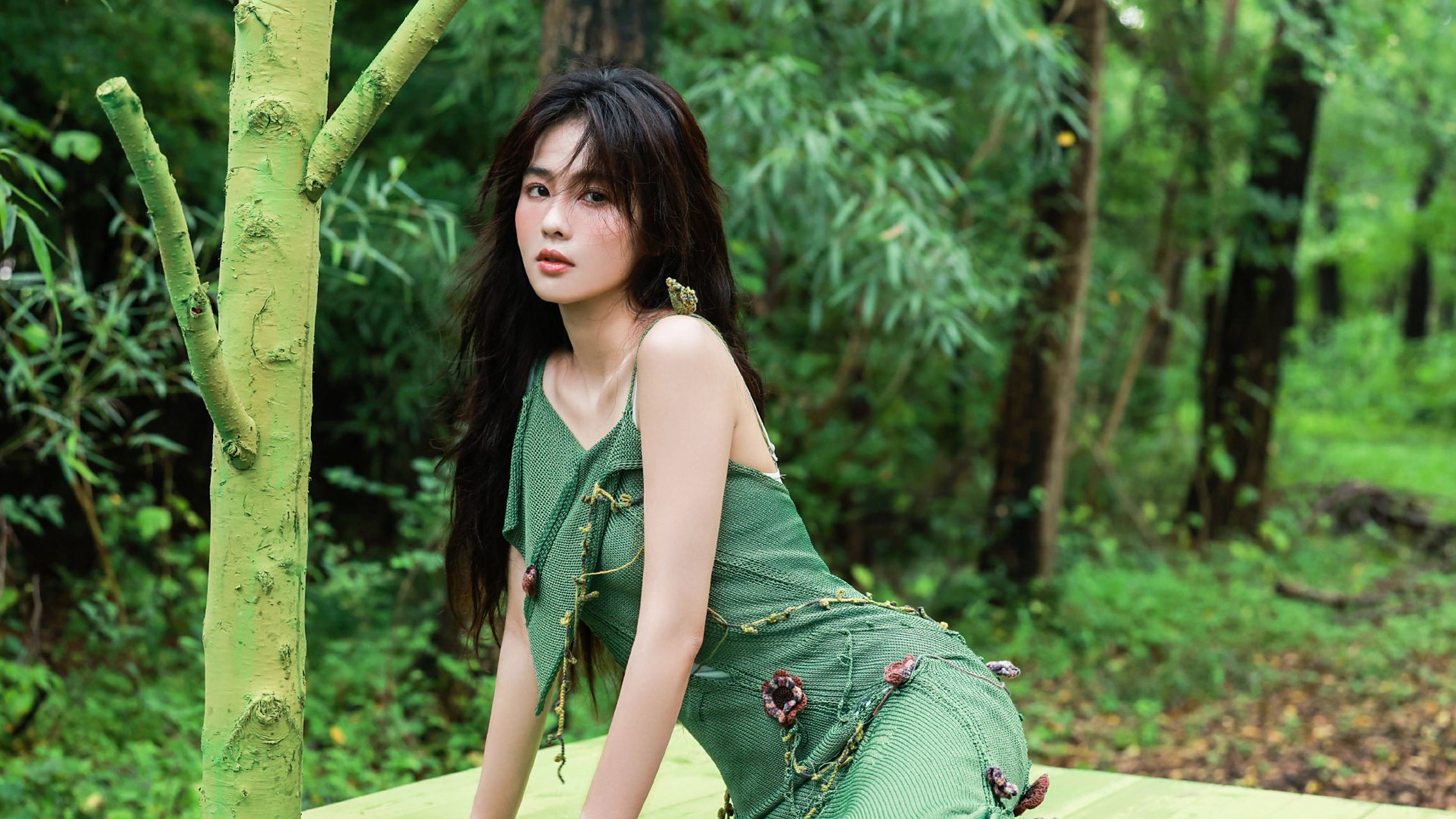 pcstar##白鹿眼下腮红妆# 绿色长裙加上眼下腮红好像森林里的小鹿