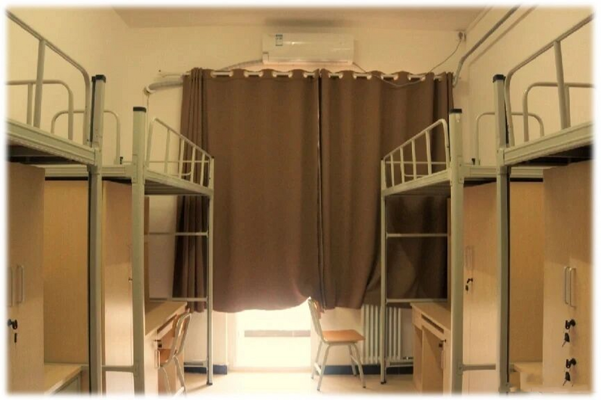 校区宿舍一览 北京交通大学威海校区本科生为4人一间,上床下桌配配有