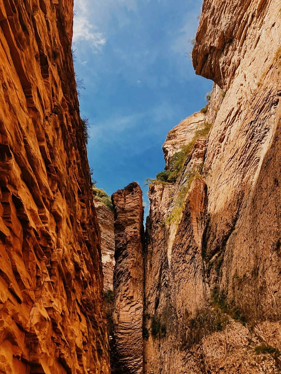 山西最美黄崖洞,不来后悔一整年 ⛰️山西新开辟的旅游胜地. 山体