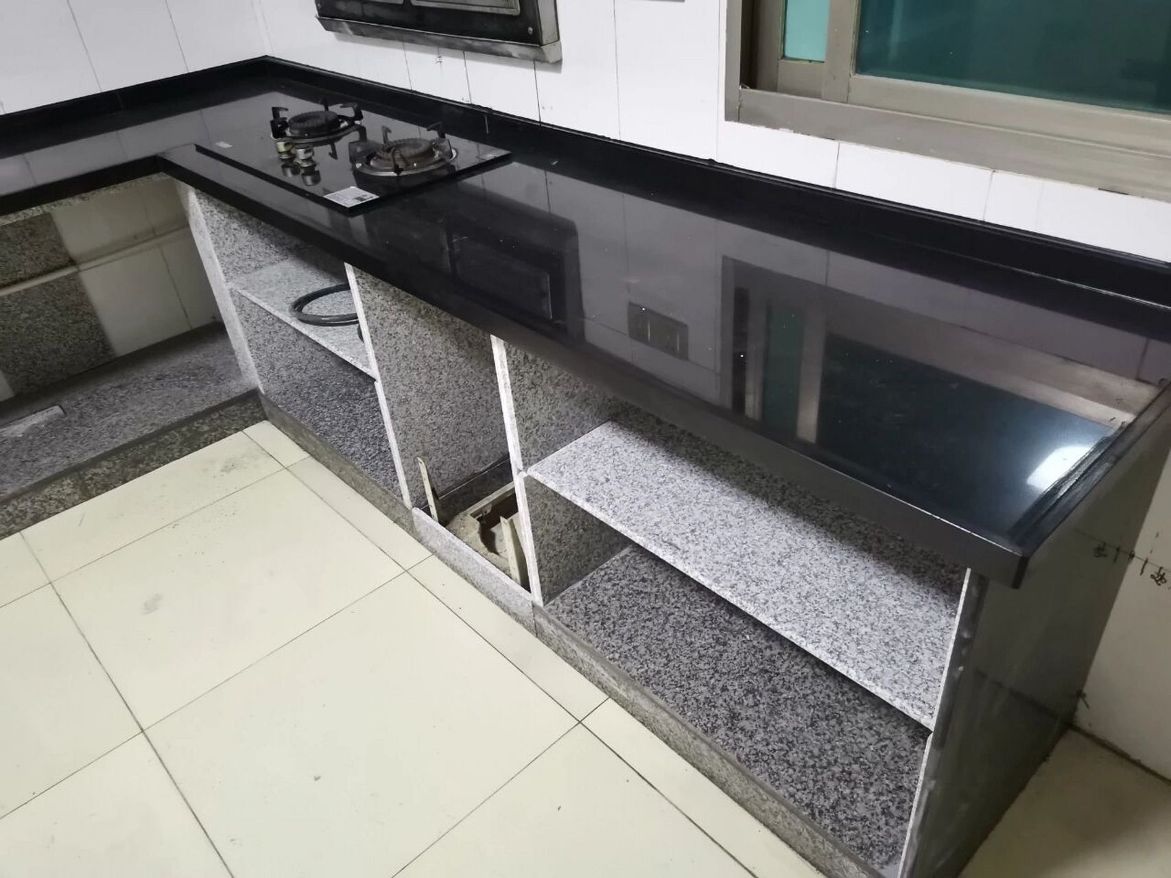 黑色台面搭配橱柜门 黑色石英石台面配什么颜色的晶刚门柜门好看啊