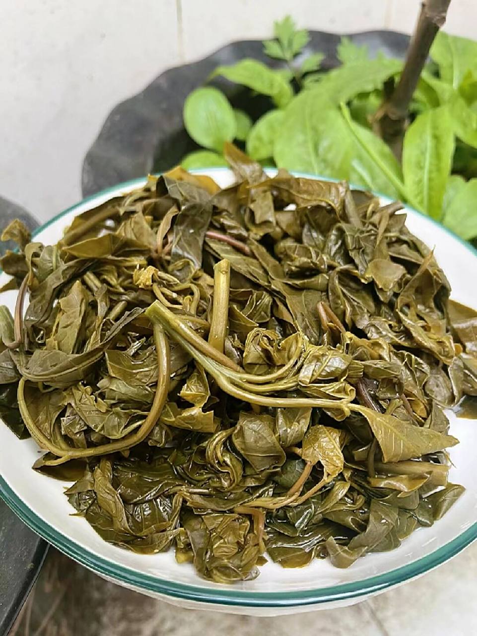 我们这边叫它树头菜,当然它还有别的名字,这样泡出来的树头菜吃的时候