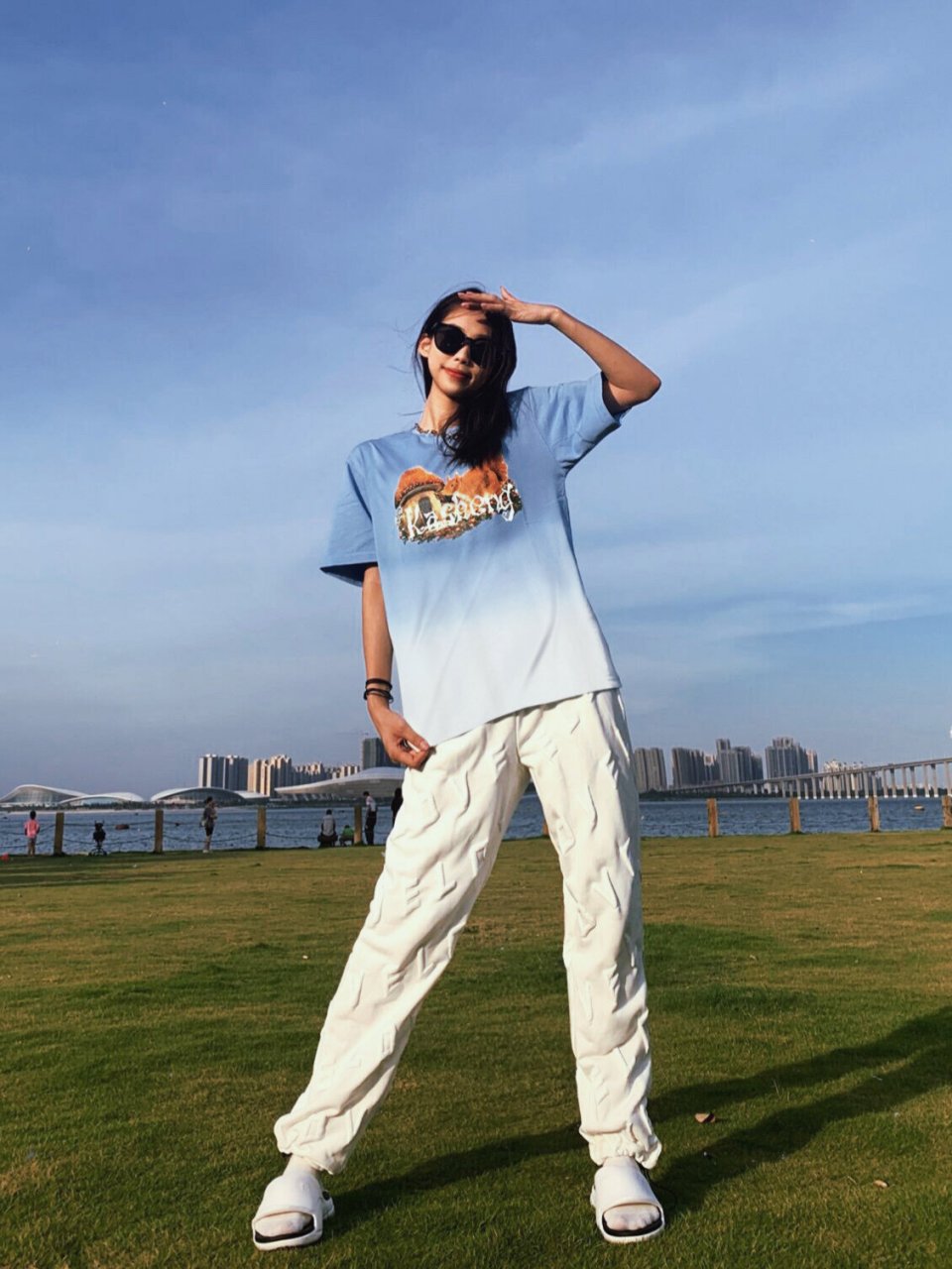 公园草地拍照姿势大全99辣妹穿搭77复古滤镜 夏天真的在公园草地