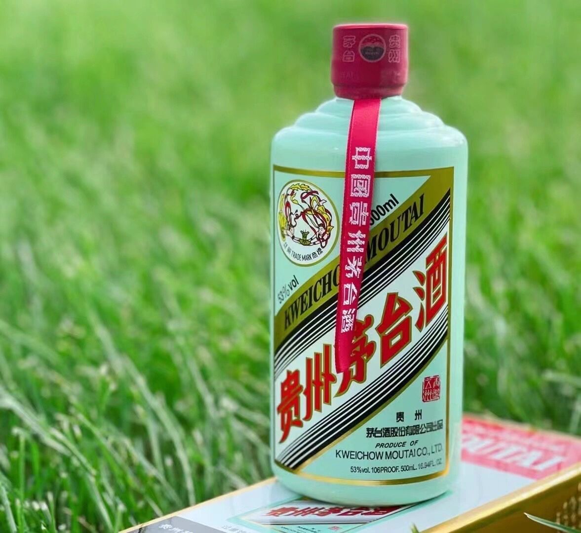 2021年6月25日,茅台香溢五洲正式面市,高端淡雅的蒂芙尼蓝给酒圈带来