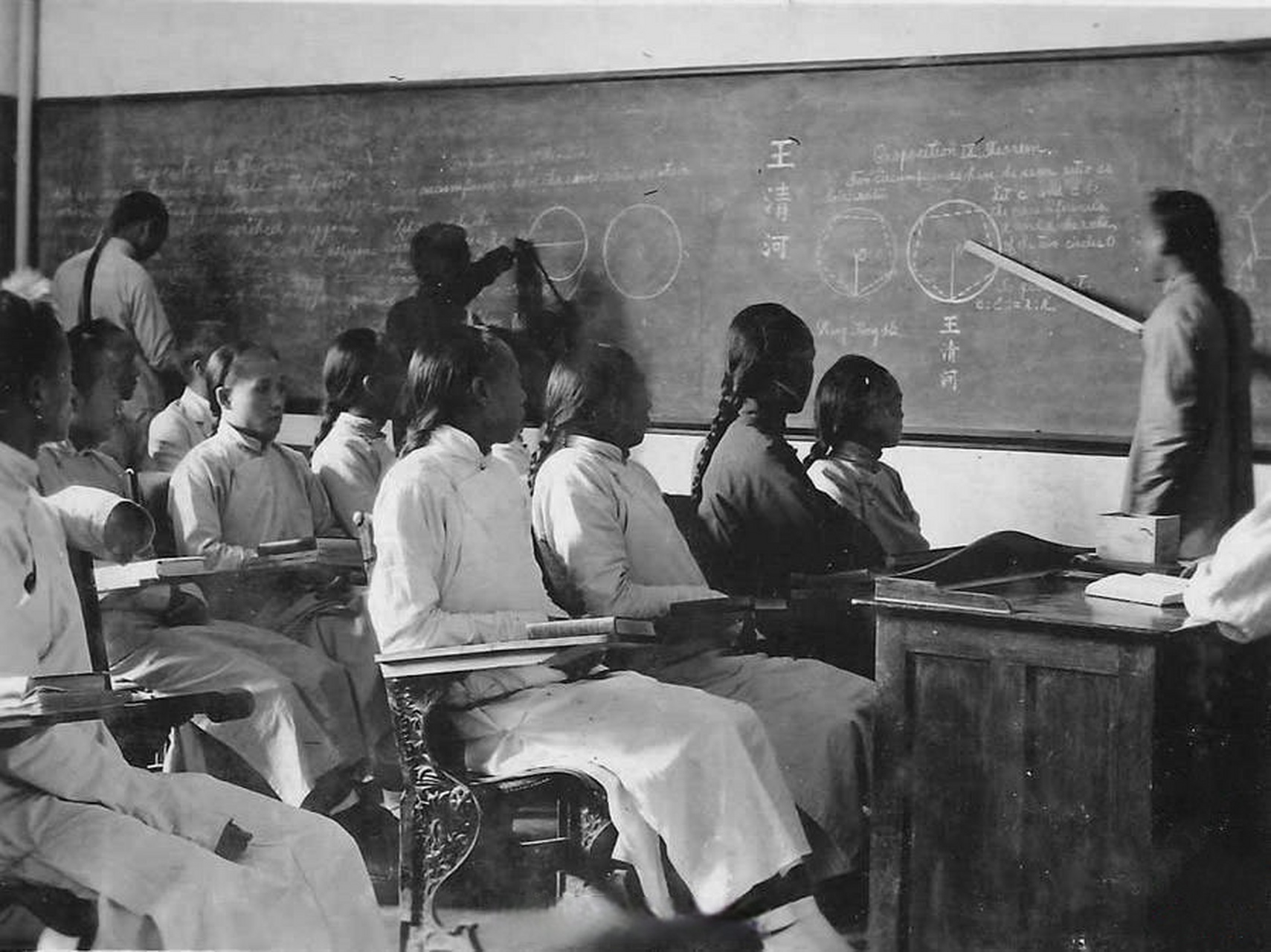 1918年,汇文大学与协和大学,华北协和女子大学合并为"燕京大学".