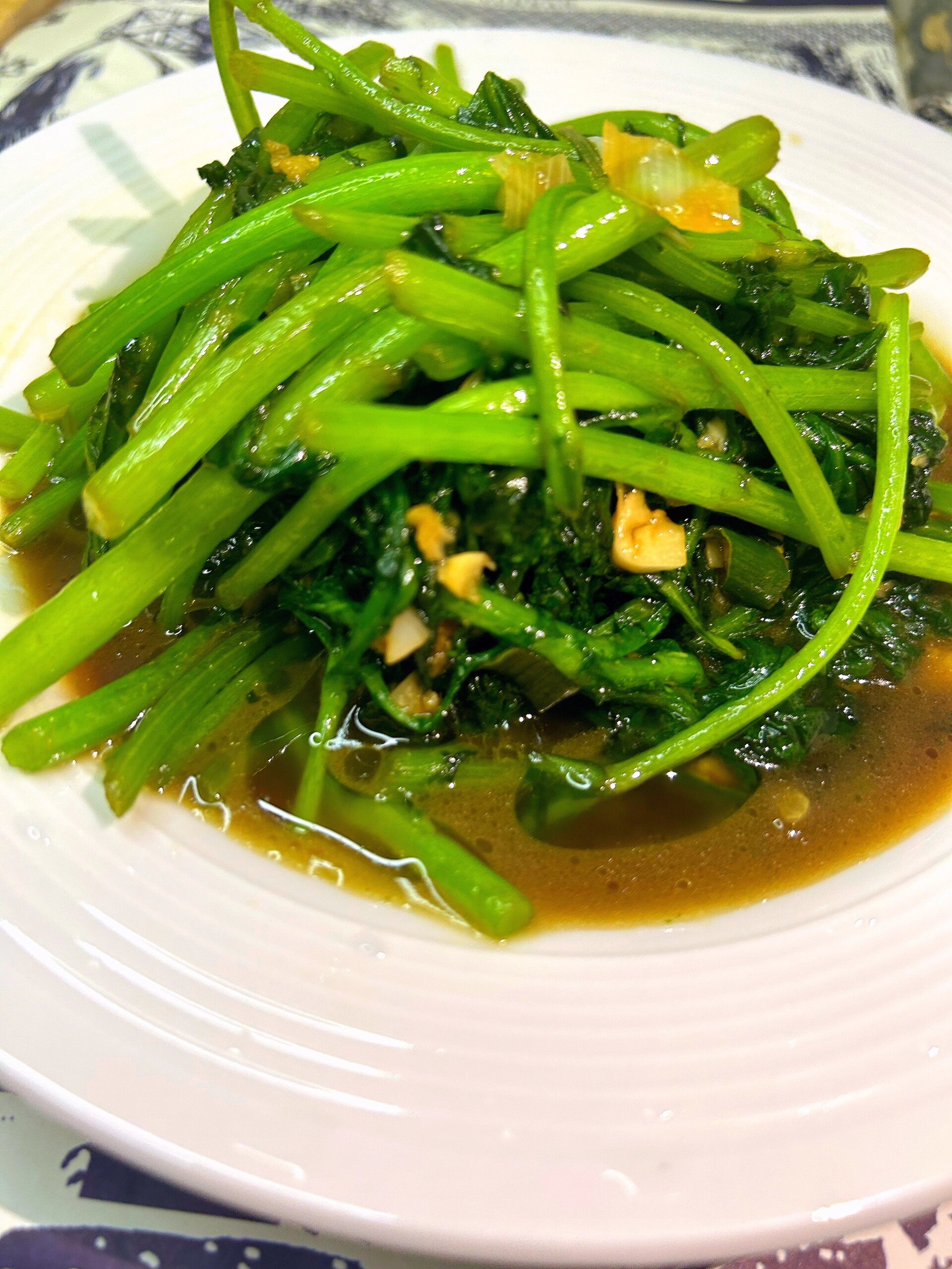 青菜类真的很弱水呀 家人们 食材:茼蒿,蒜头 78做法: 1