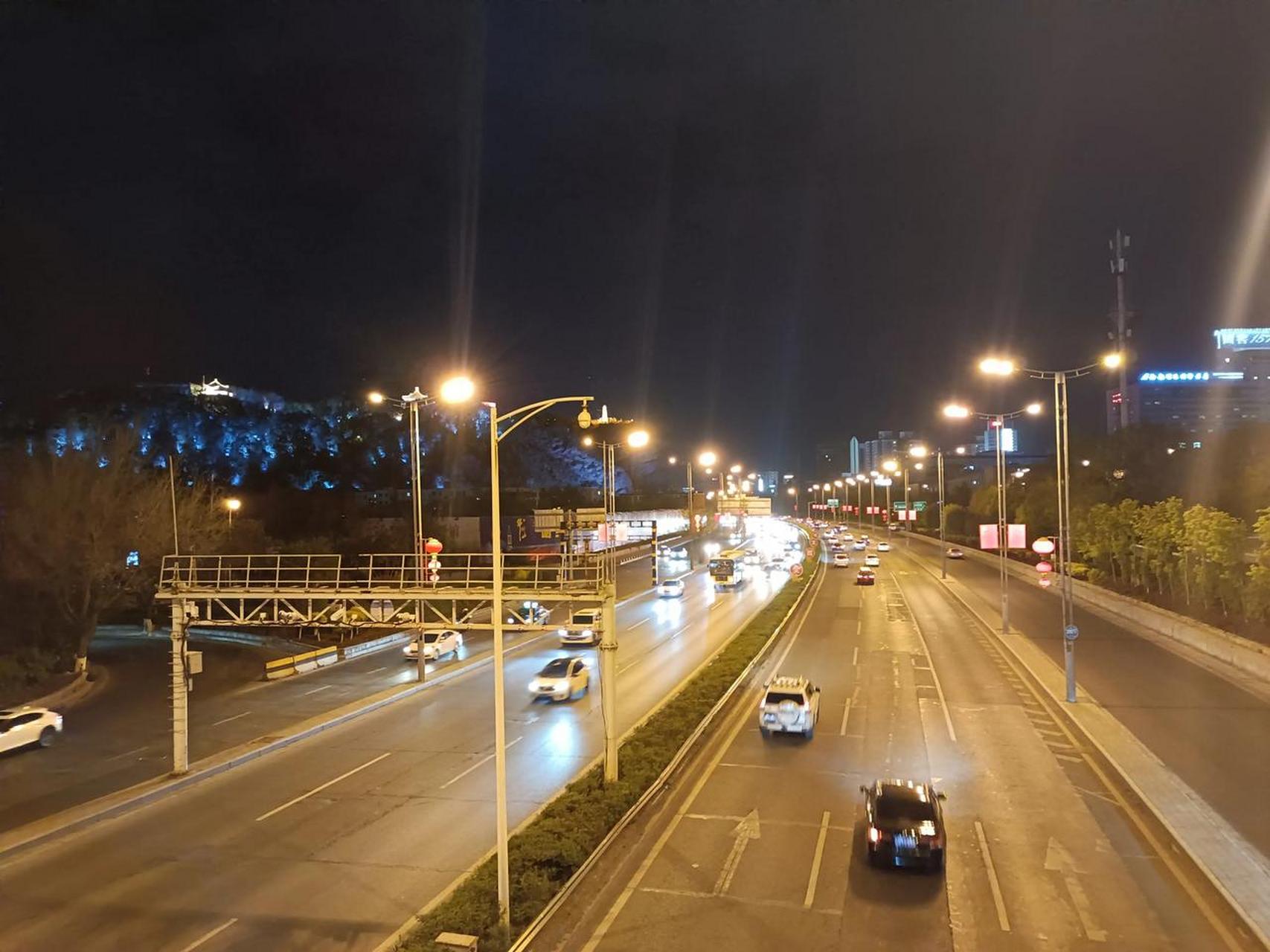 乌鲁木齐河滩夜景图片