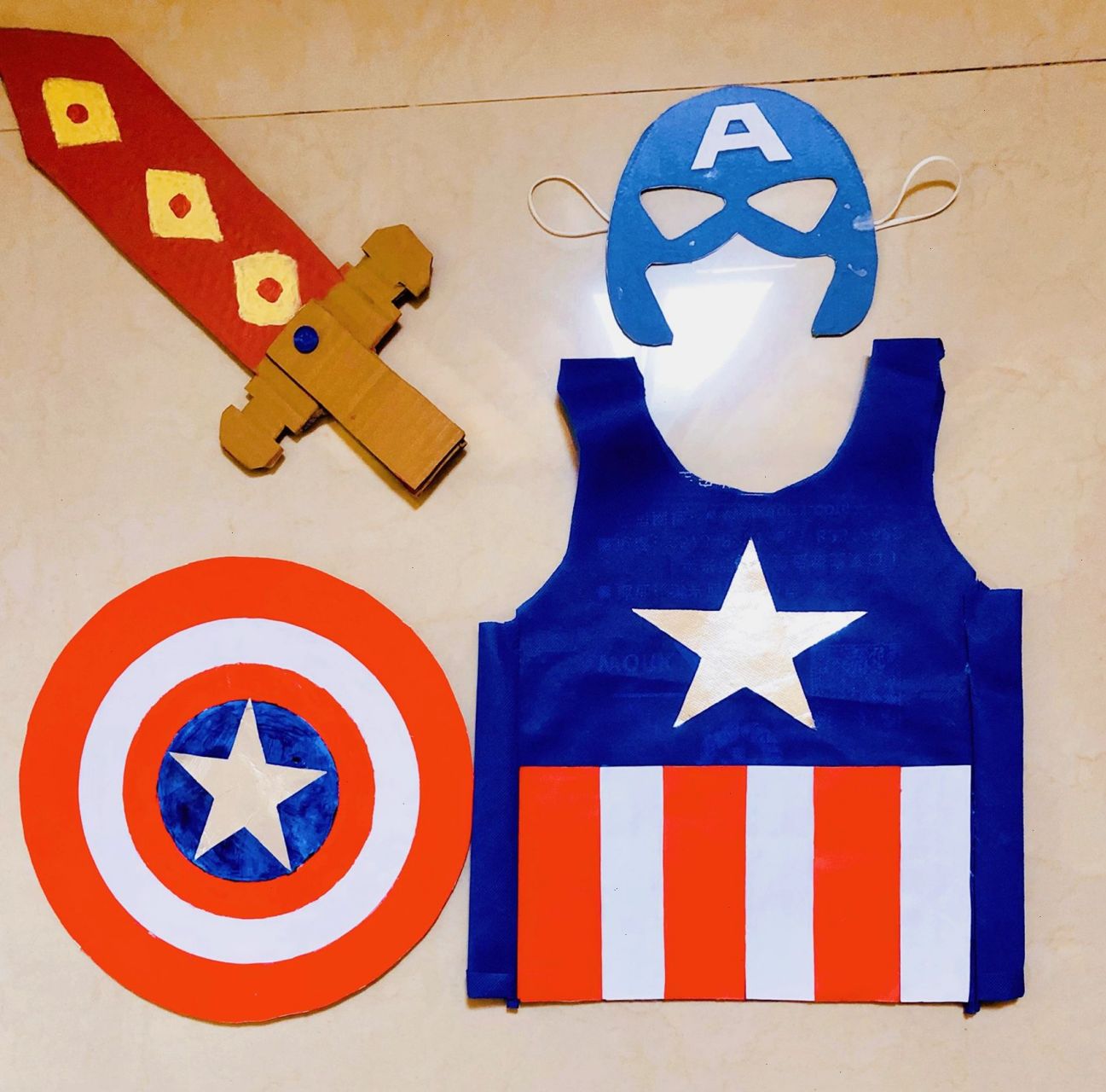 妈妈是超人,为了环保时装秀尽力啦 衣服是环保袋剪的 盾牌是硬卡纸做