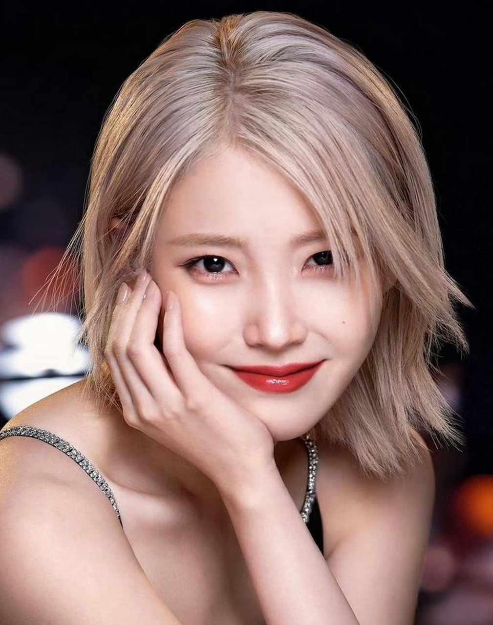 iu将发色换成了白金色了,挺好看的.