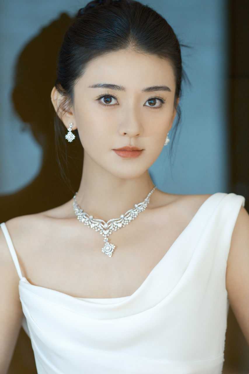 梁洁白色荡领连衣裙魅力写真