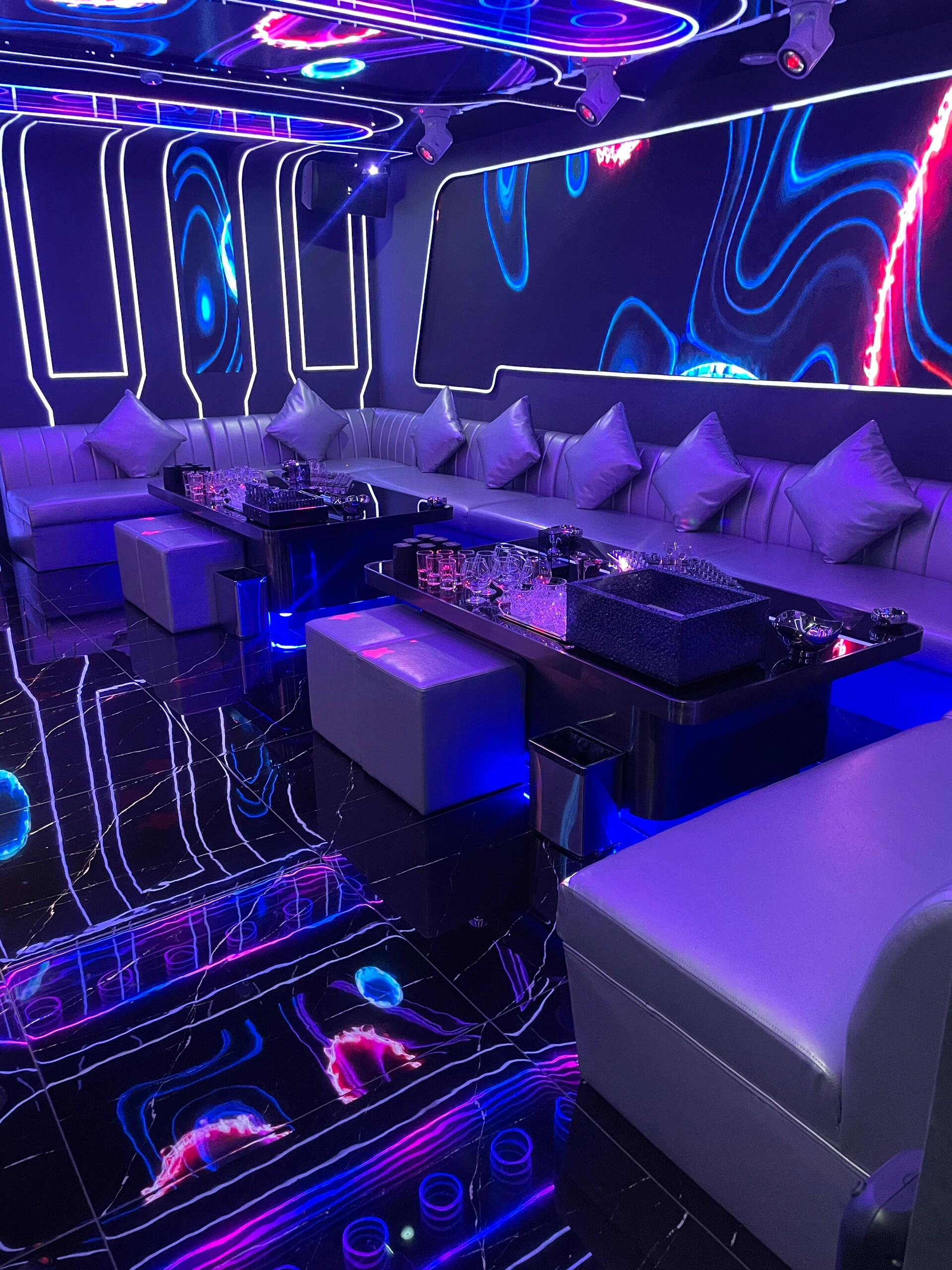 30号 见  最新的 派对 ktv  送酒