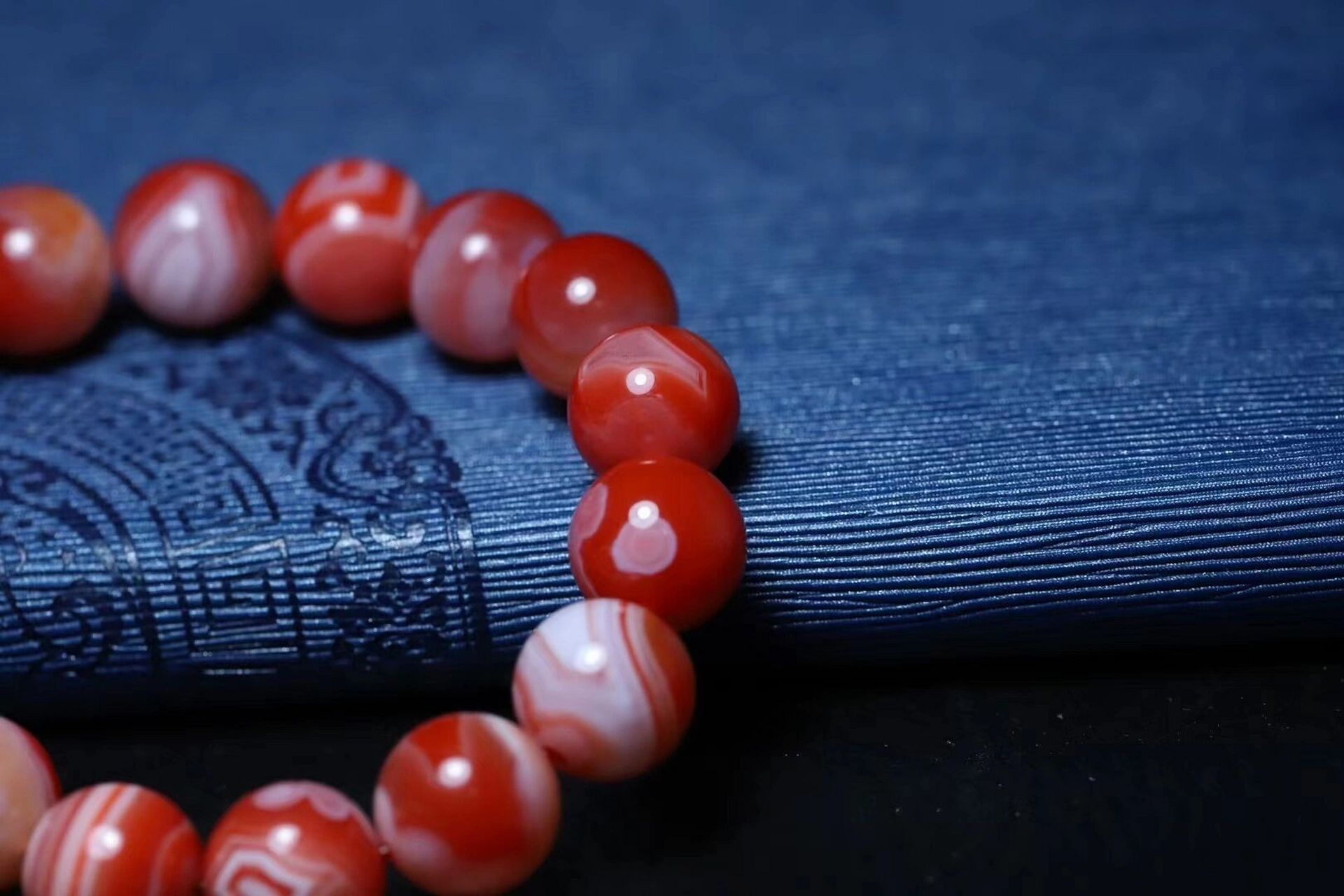 保山南红 保山原矿顶级飘花手串,飘花的手串肯定没有纯肉的值钱,但是