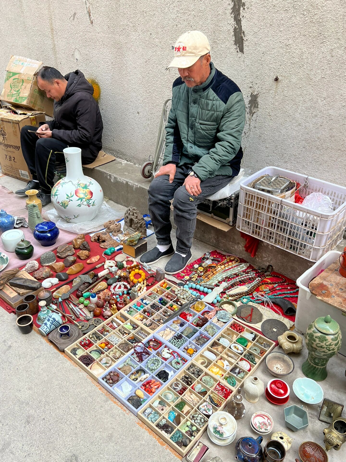 7:00-17:00 济南东工商河畔 不卖药,卖古董 是济南知名的古玩交易市场