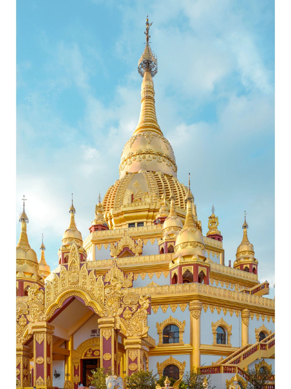 银塔 芒市在大多数人眼中都觉得很陌生,傣语称"勐焕",是云南省德宏