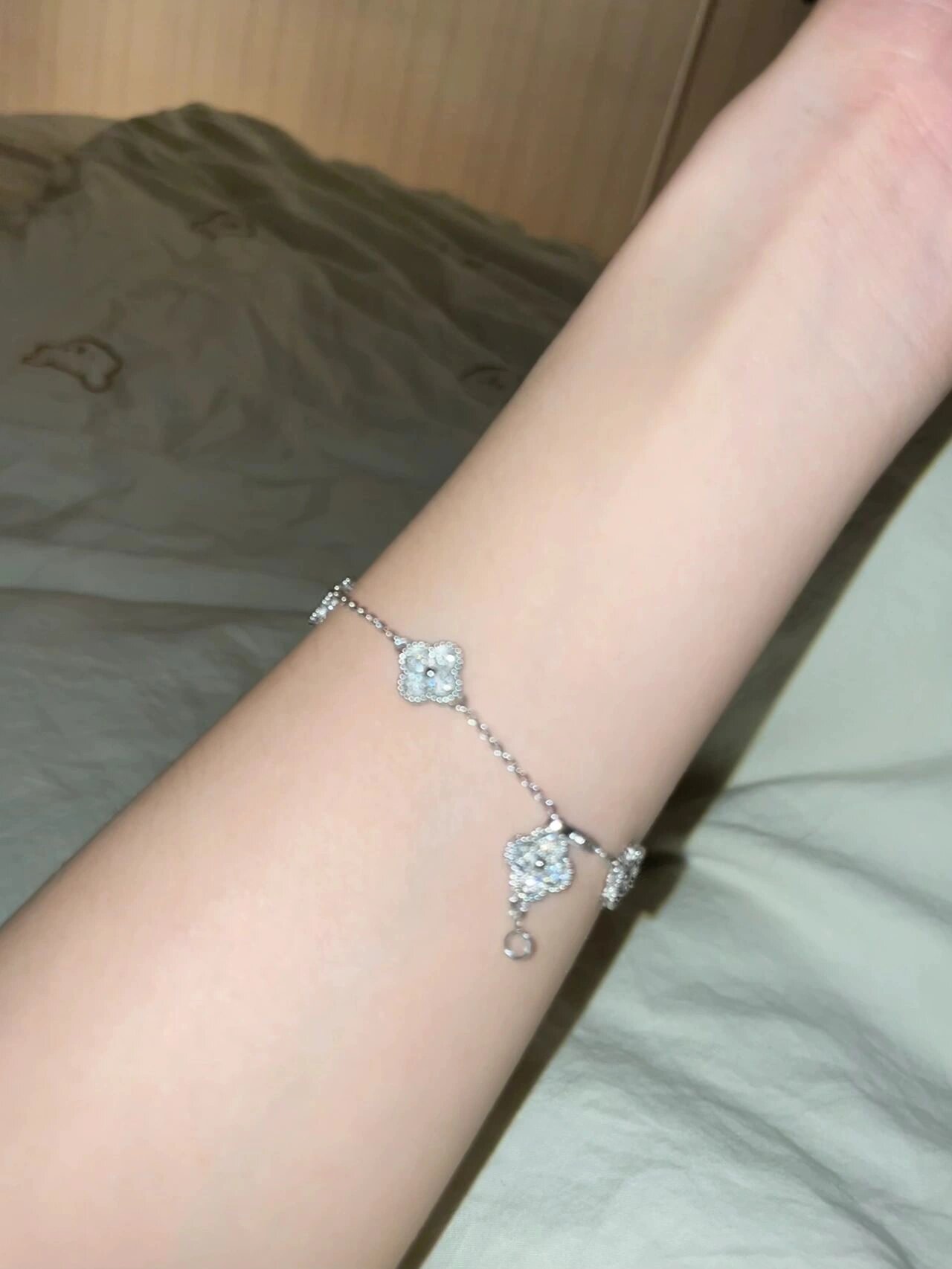 梵克雅宝满钻mini六花手链 vca六花满钻手链～近期最贵单品啦 闪到我