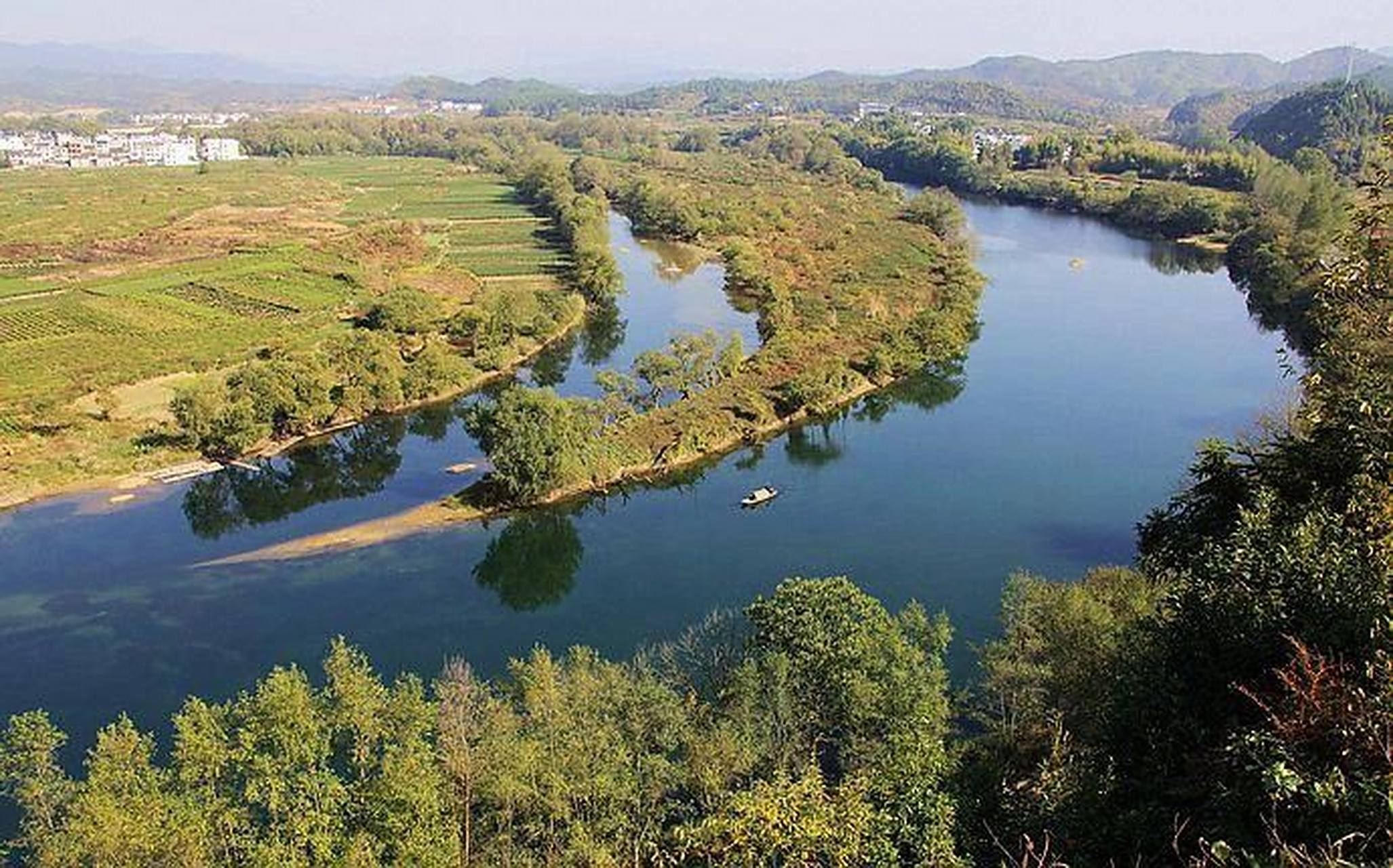 安徽省宣城市泾县蔡村镇月亮湾风景区 月亮湾风景区位于离泾县县城18