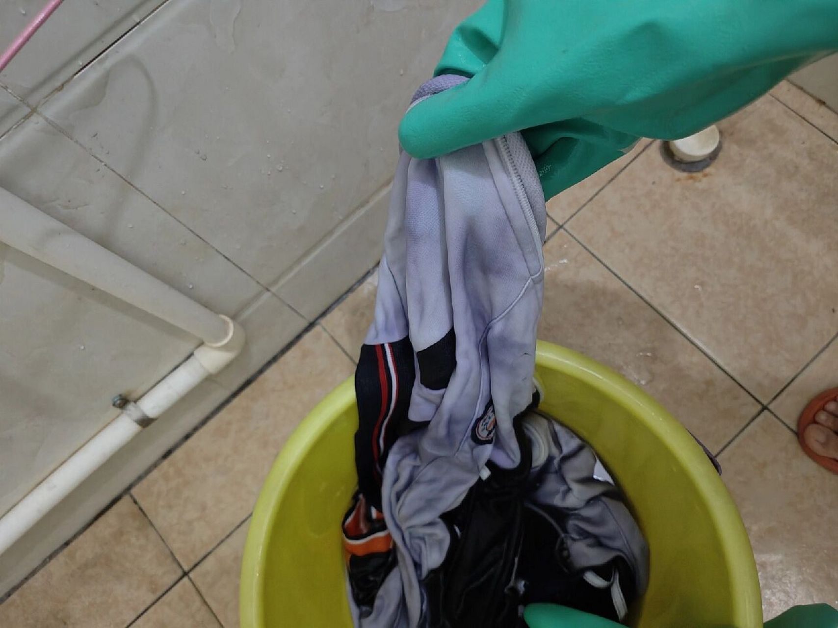 被爆炸盐泡染色了的衣服有救了 昨天晚上把孩子校服用爆炸盐泡着就去