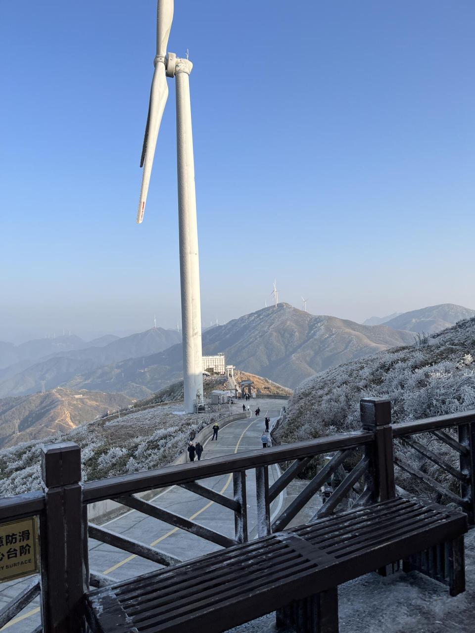 风景区 云冰山旅游景区位于湖南省永州市蓝山县西峰岭和广东省清远市