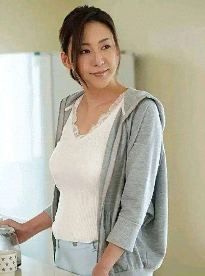 岛国的娱乐圈里,可是藏着一位轻熟风的代表人物哦!