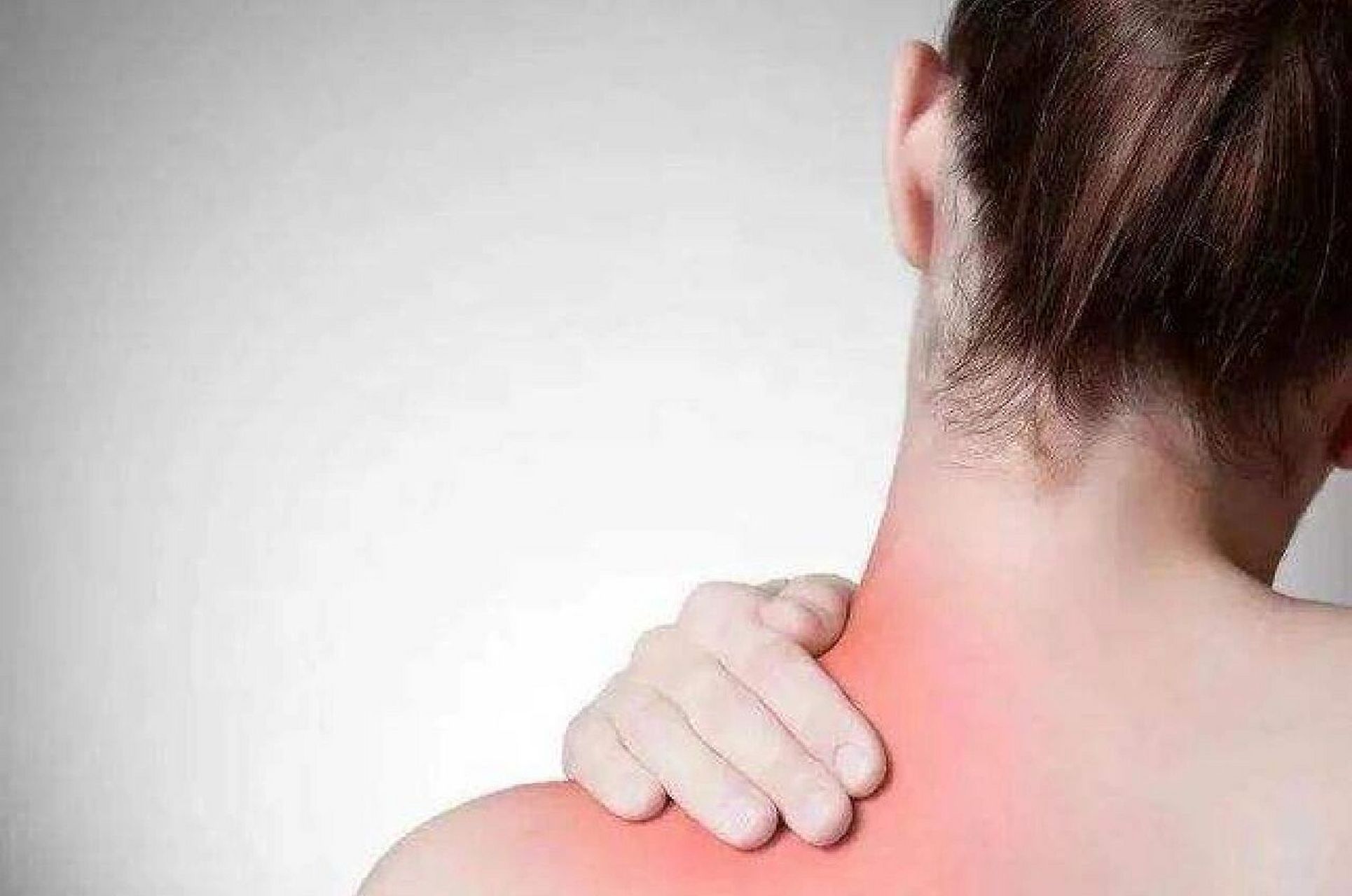 后背右肩膀下面一点的地方痛 后背右肩胛骨下方疼,应根据病因进行治疗