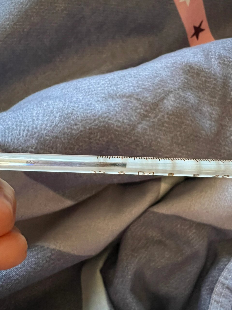 不会看水银温度计的看过来 拍了照看.清晰无比.