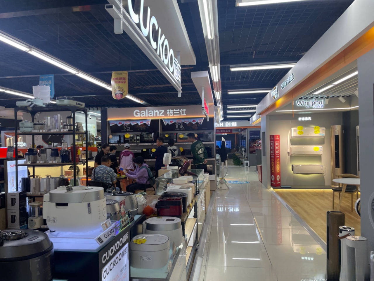 电风扇超市图片电器店前台电器商超服务部图片南宁通银电器城内部图片