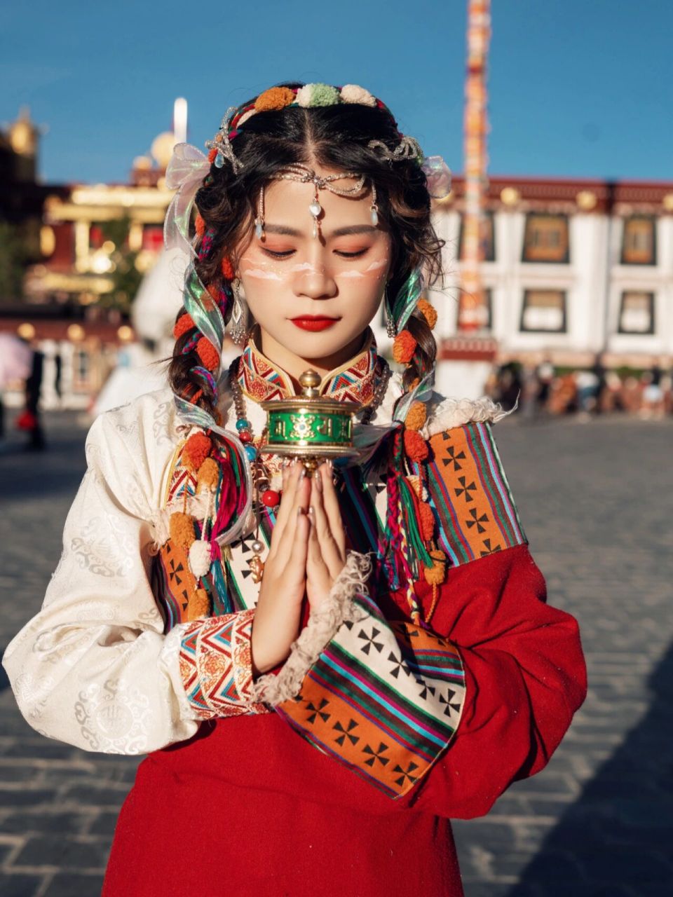 经典红色藏服让你在拉萨体验纯正的民族风情 经典红色藏服让你在拉萨