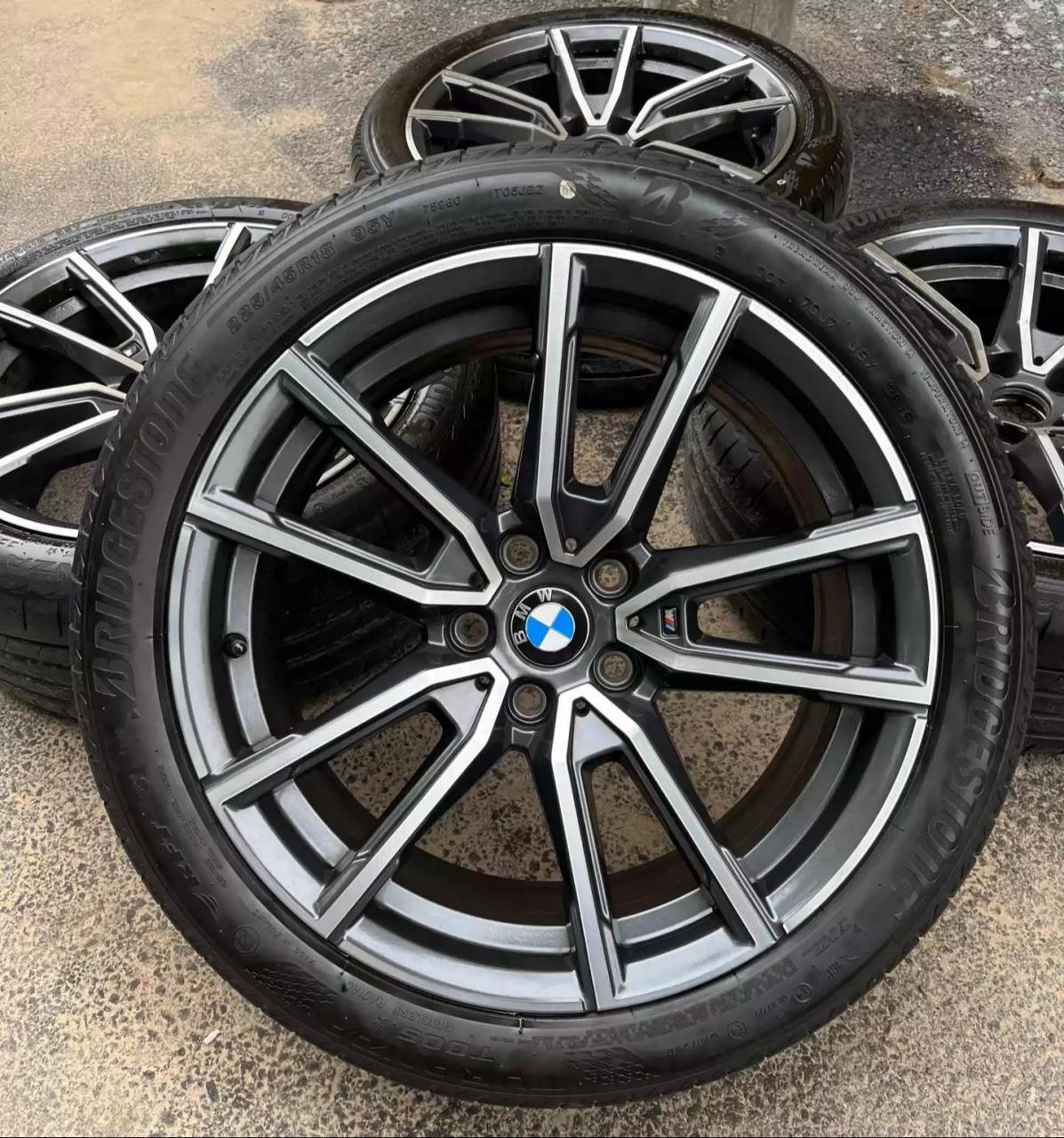 2023款宝马三系325li轮毂原车18寸,换锻造了原车拆下来的,行驶2000