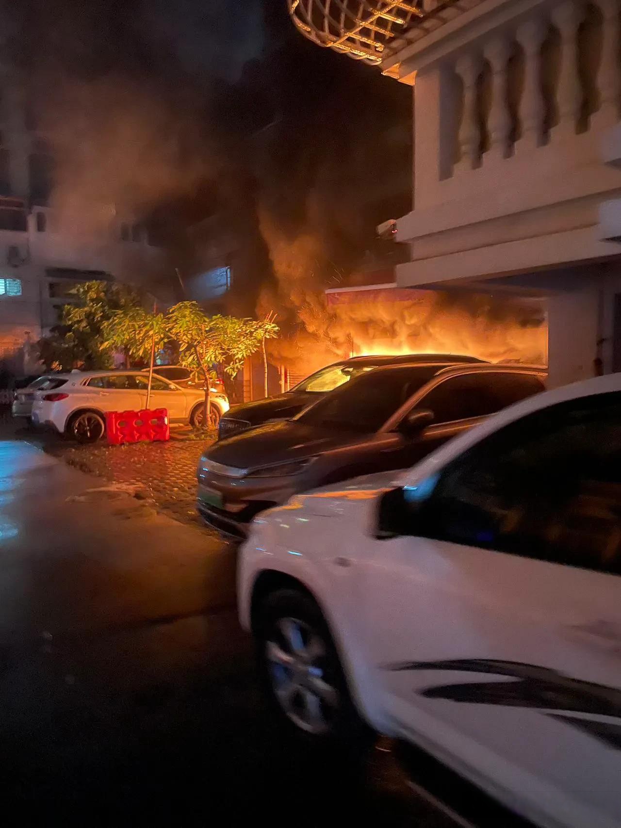 深夜,厦门文屏路的金峰山庄燃起大火,看样子像是电动车自燃,好在消防