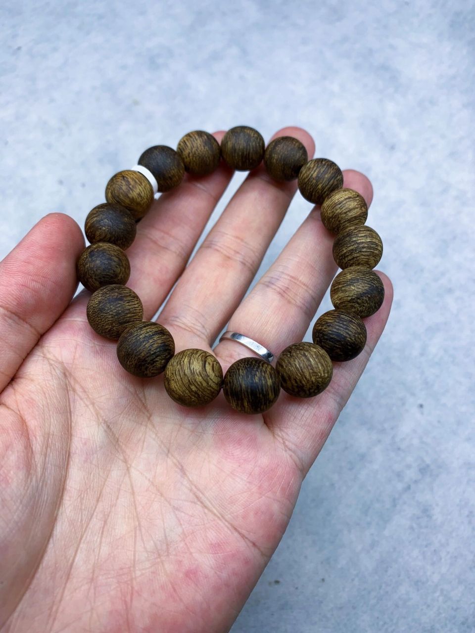 10克 12mm  06菩萨棋沉香产于柬埔寨的菩萨省而得名,其油脂密度大