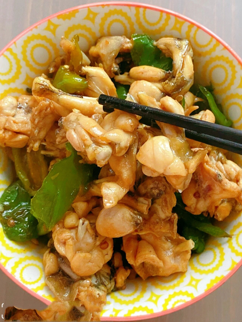 洋葱厨房|青椒爆炒牛蛙(简单美味) 青椒爆炒牛蛙 食材:牛蛙,青椒,生姜