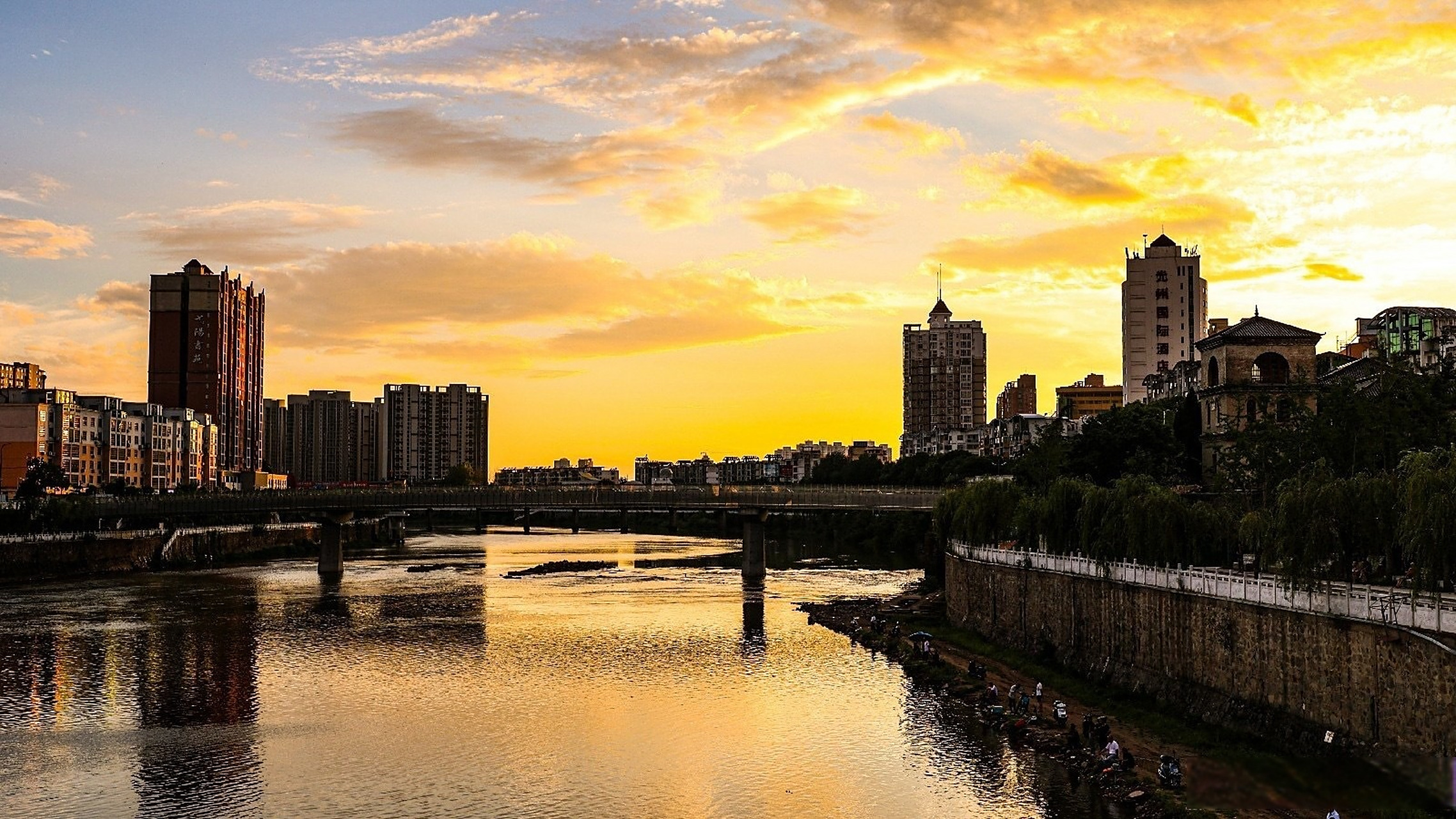夜幕下的潢川城,更加秀丽迷人,熠熠生辉.(潢川县融媒体中心
