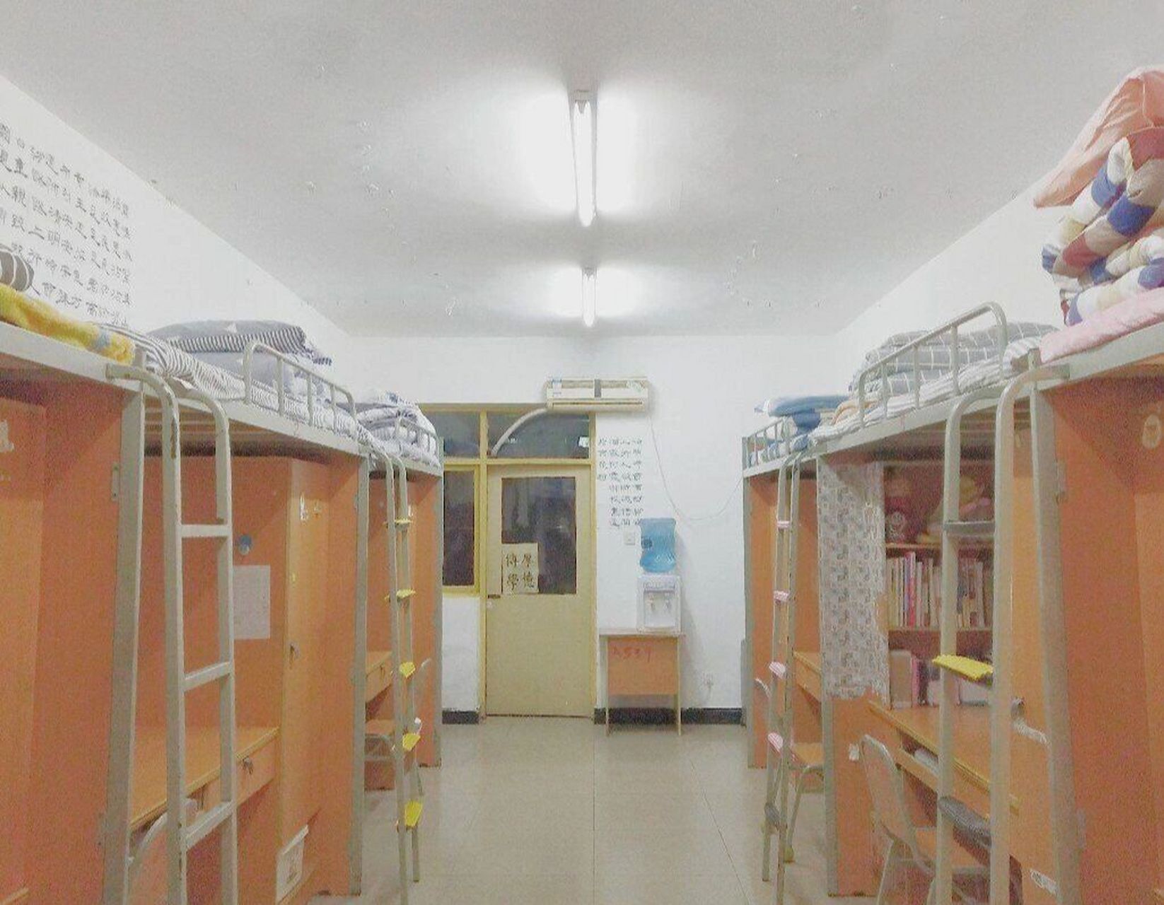欢迎大家参考重庆外语外事学院 学校有两个校区,綦江校区,开设30多个