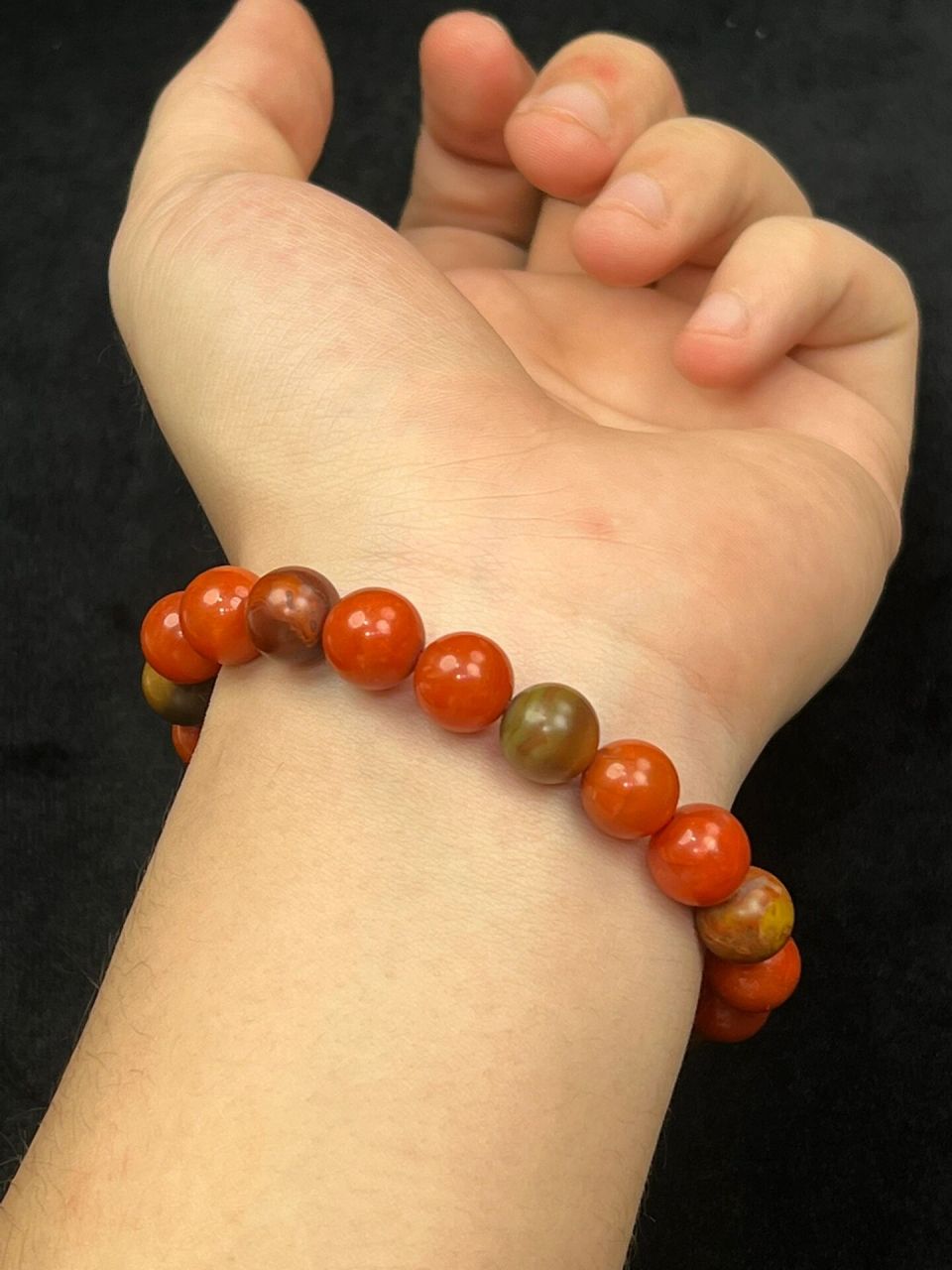 难得一见的顶级料——包浆南红 南红包浆料的特点 "包浆料"是南红原石