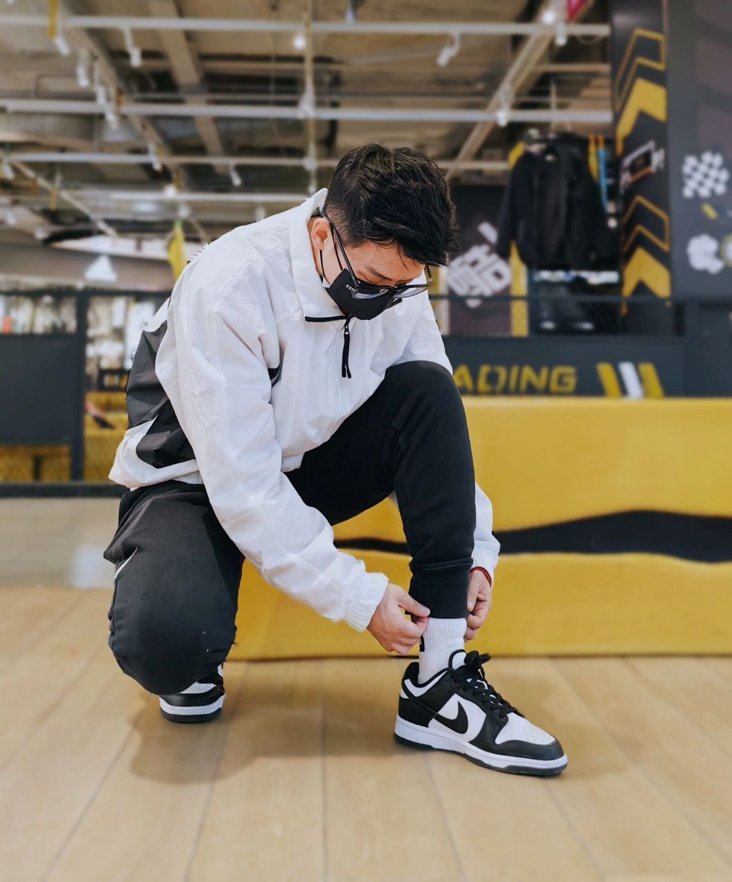 男生穿搭|dunk配白袜,你看飒不飒 春天运动穿搭也不错,简单的黑白色系