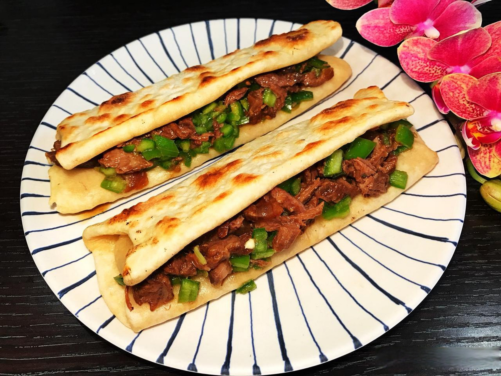 郑州炖肉火烧是郑州地区的一道传统美食,深受当地人的喜爱.