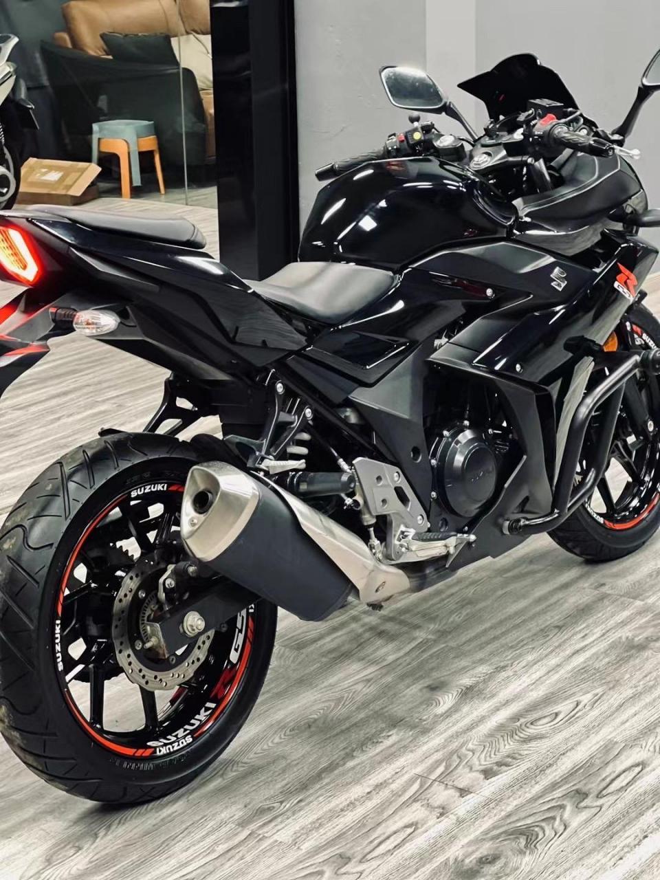 20年 铃木gsx250r 成色极品,9000多公里,改装:透镜大灯,防摔护杠,usb