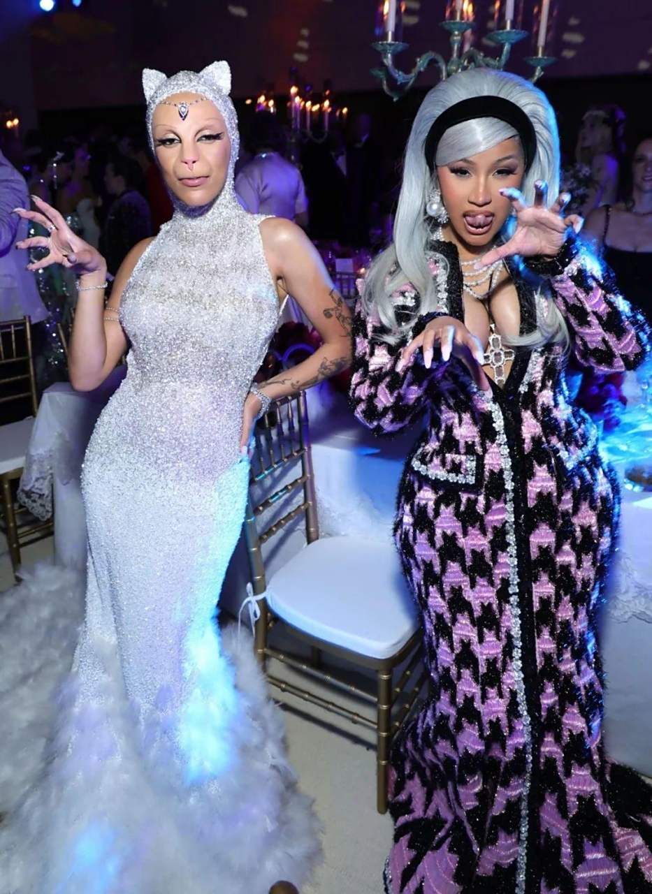 cardi b 和 doja cat 合影了. 麻辣鸡 nicki minaj 允许这段友谊吗?