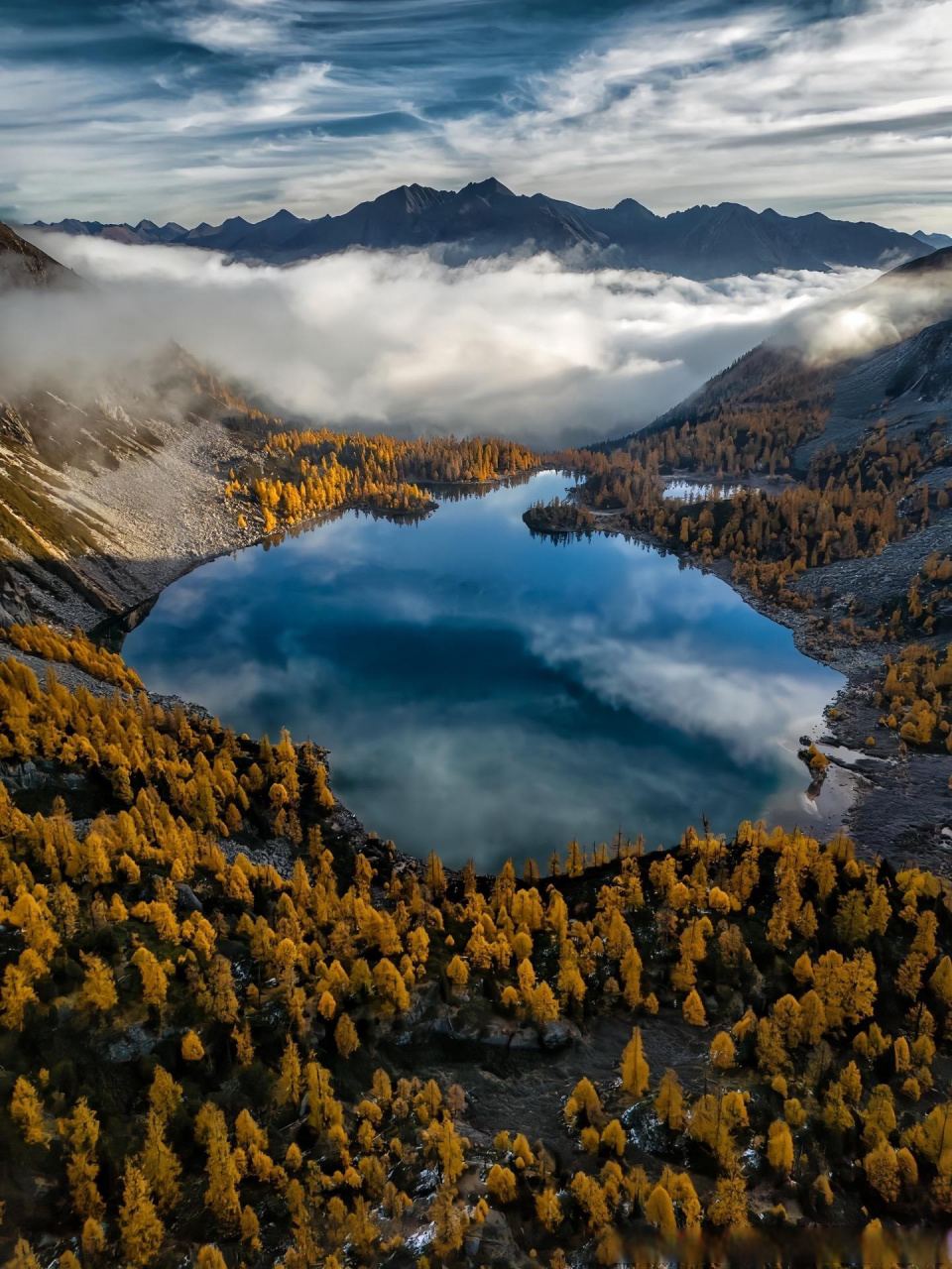 川西赏秋圣地之党岭葫芦海,湖面海拔4120米左右,位于甘孜州丹巴县党岭