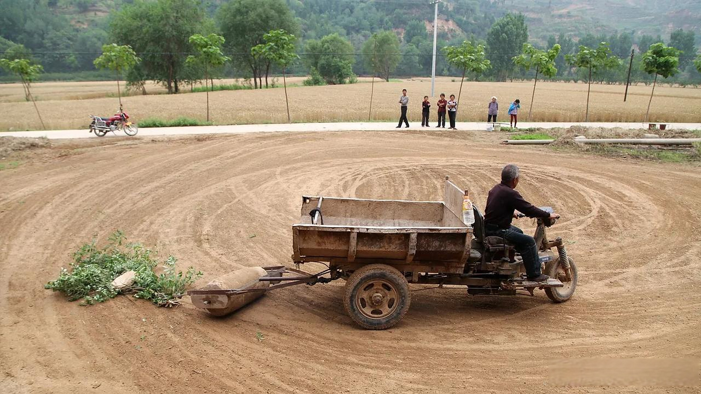 又到一年三夏农忙时,翻出一组十年前陕西关中农村的老照片,当时的麦收