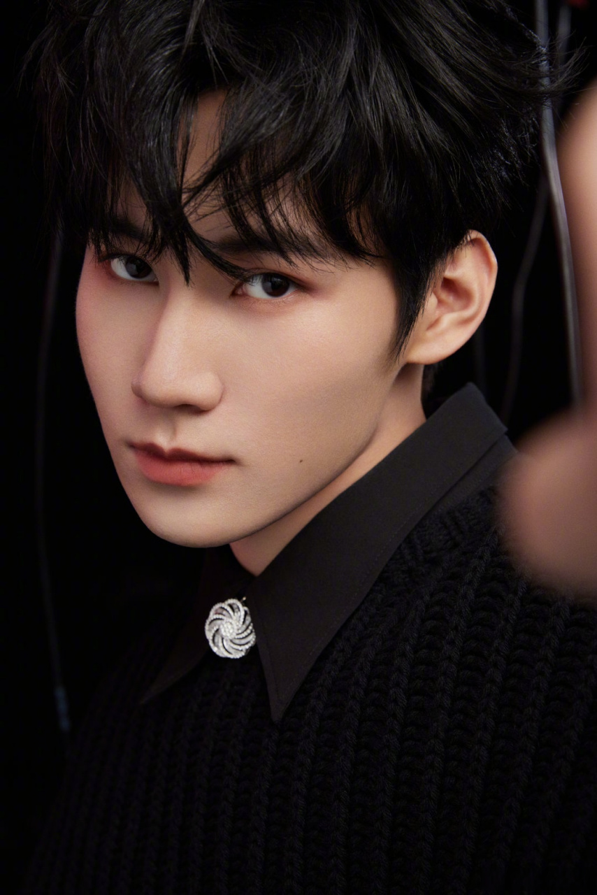 张真源汽车大片# 20岁的时代少年团张真源潮酷 亿点~[期待]