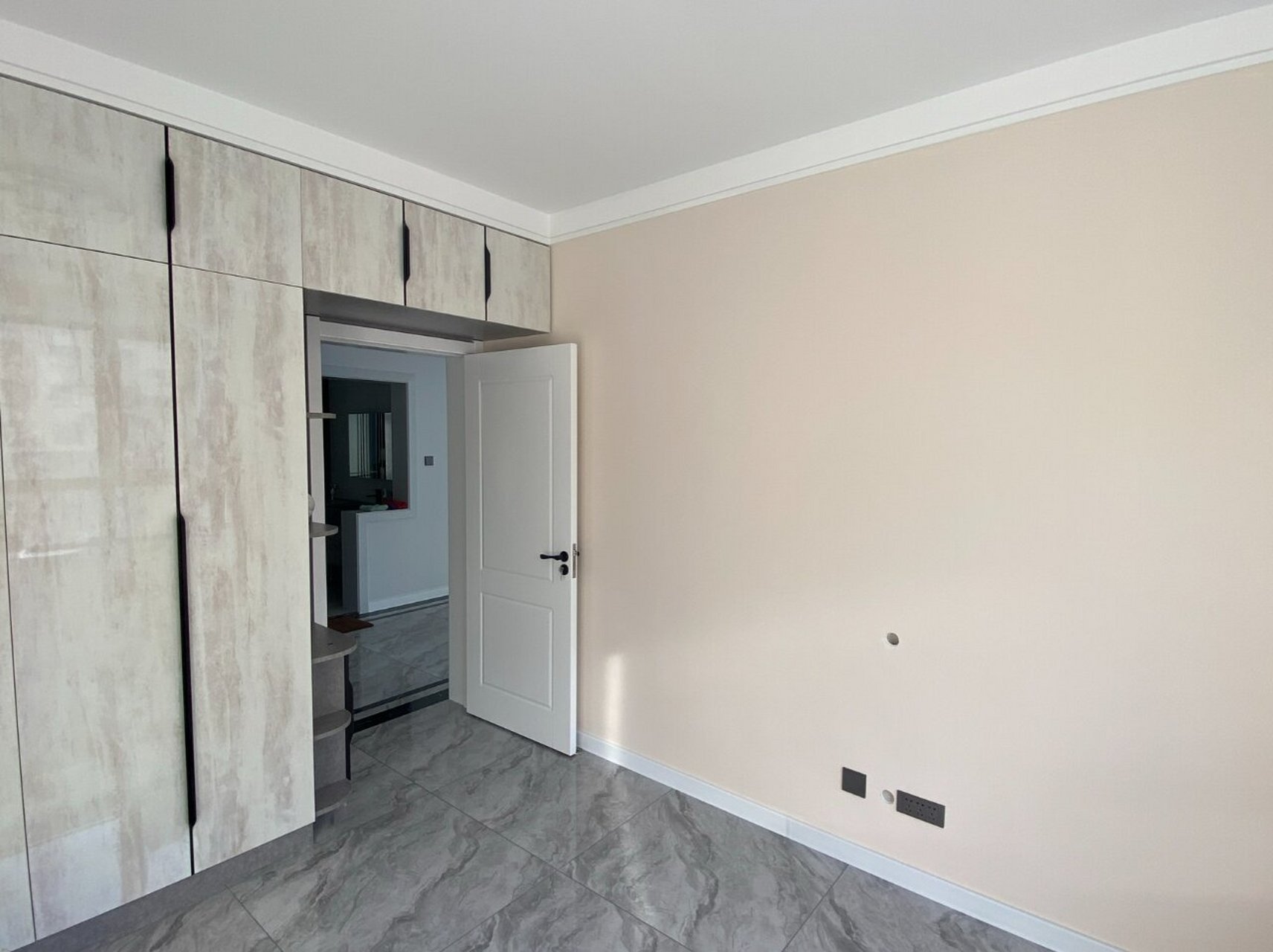 晨阳水漆杏仁果色客厅卧室上墙效果温柔治愈 快节奏的生活让人越来越