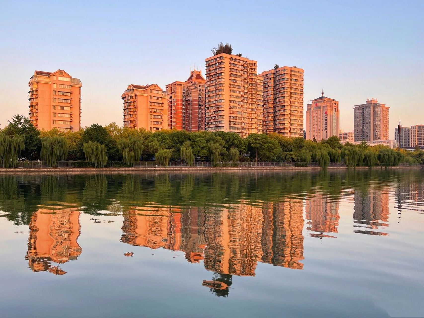 杭州的护城河～贴沙河平静如镜