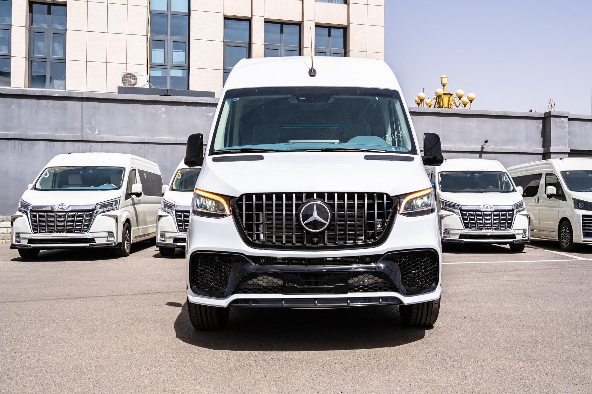 这款白色奔驰斯宾特商务房车,外观时尚大气,悬浮轮毂增添了几分动感.