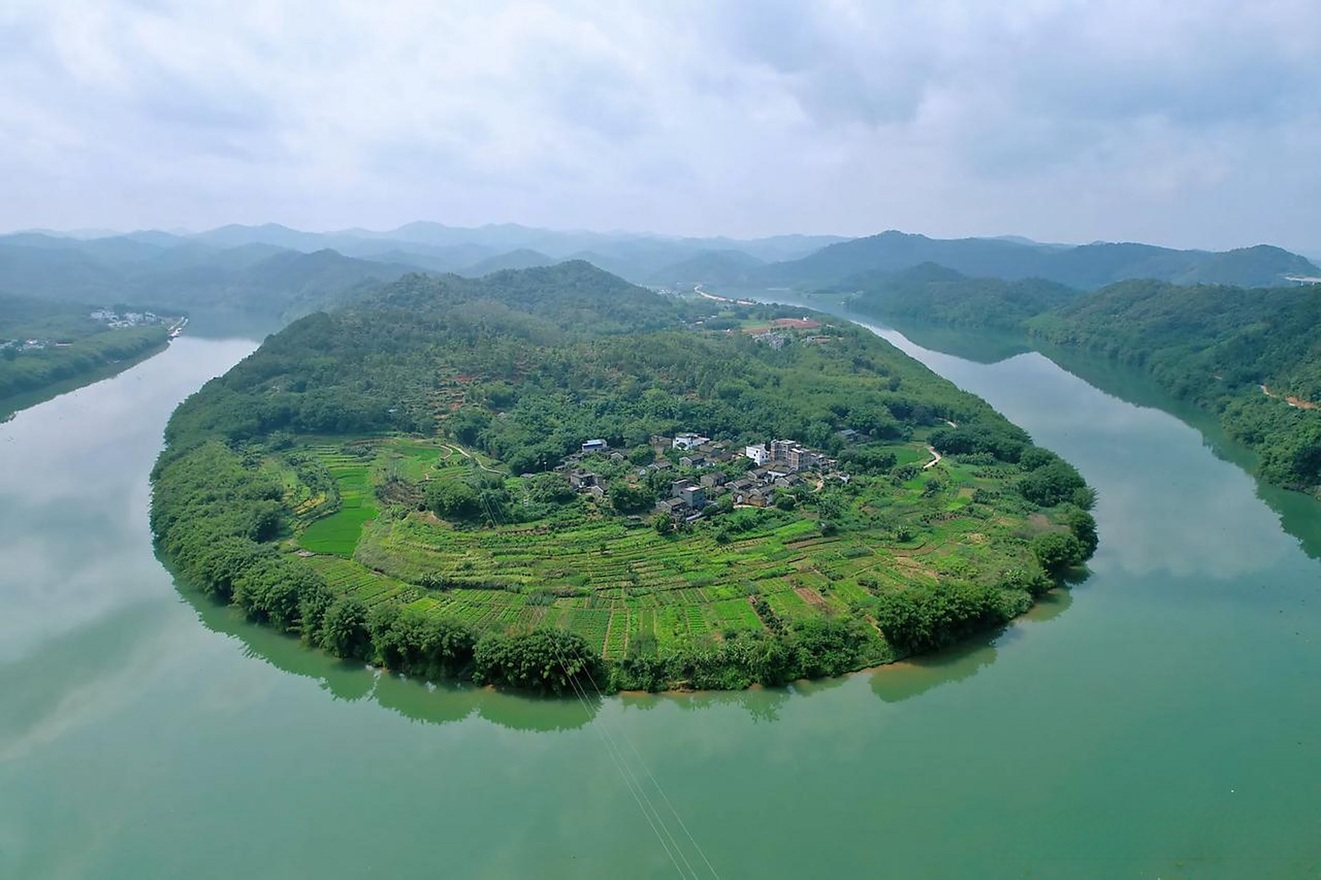 肇庆头条 昨天自驾去肇庆市封开县走了一圈,看了广信塔(两广界别地标