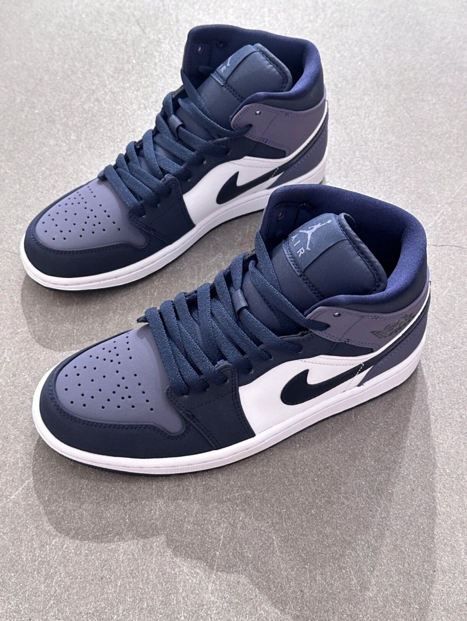 今天带来一双热度很高的aj1桑德紫 看到这双鞋的时候我是真的被圈粉了